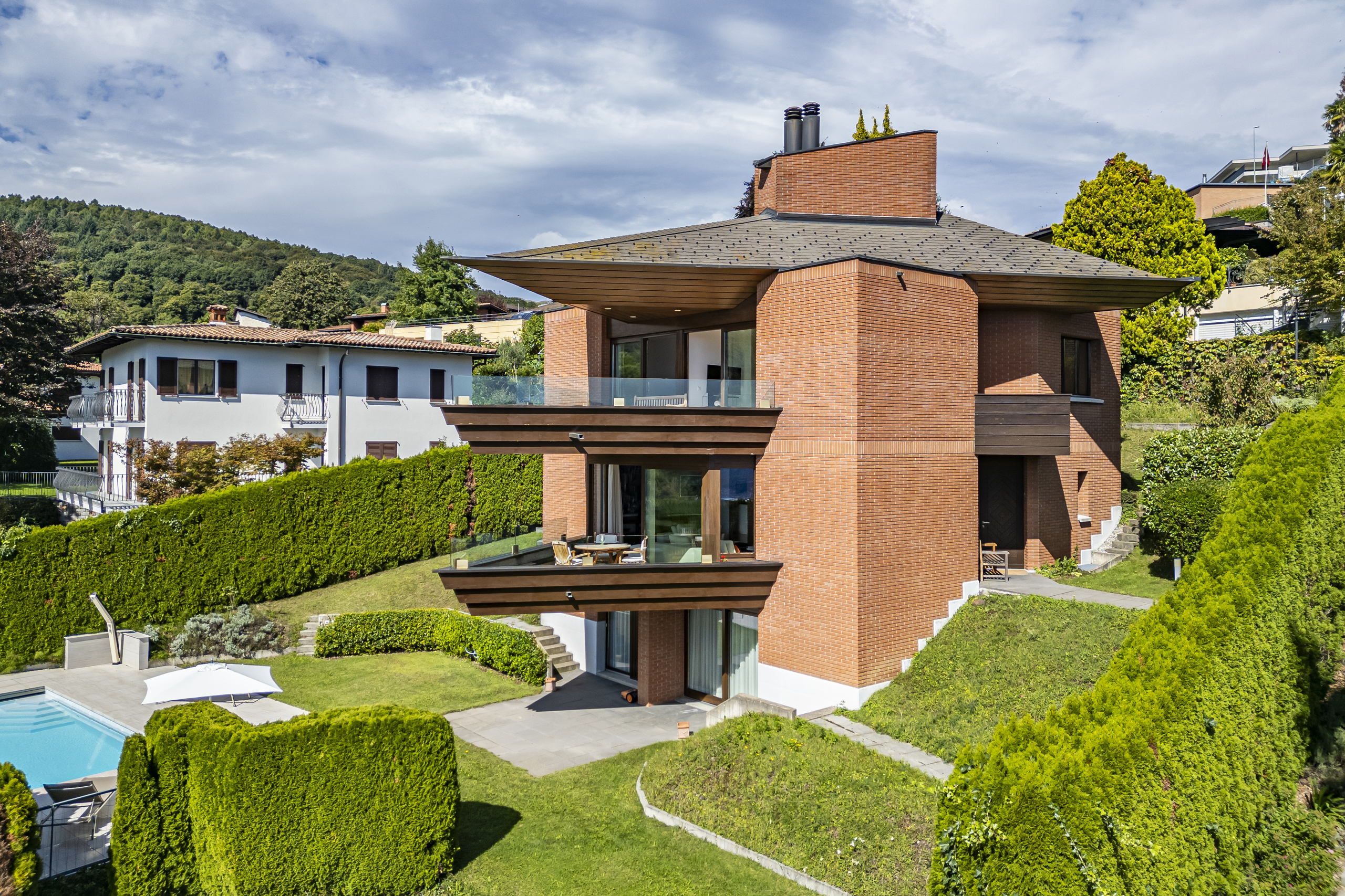 Modernes Backsteinhaus mit Pool und Garten