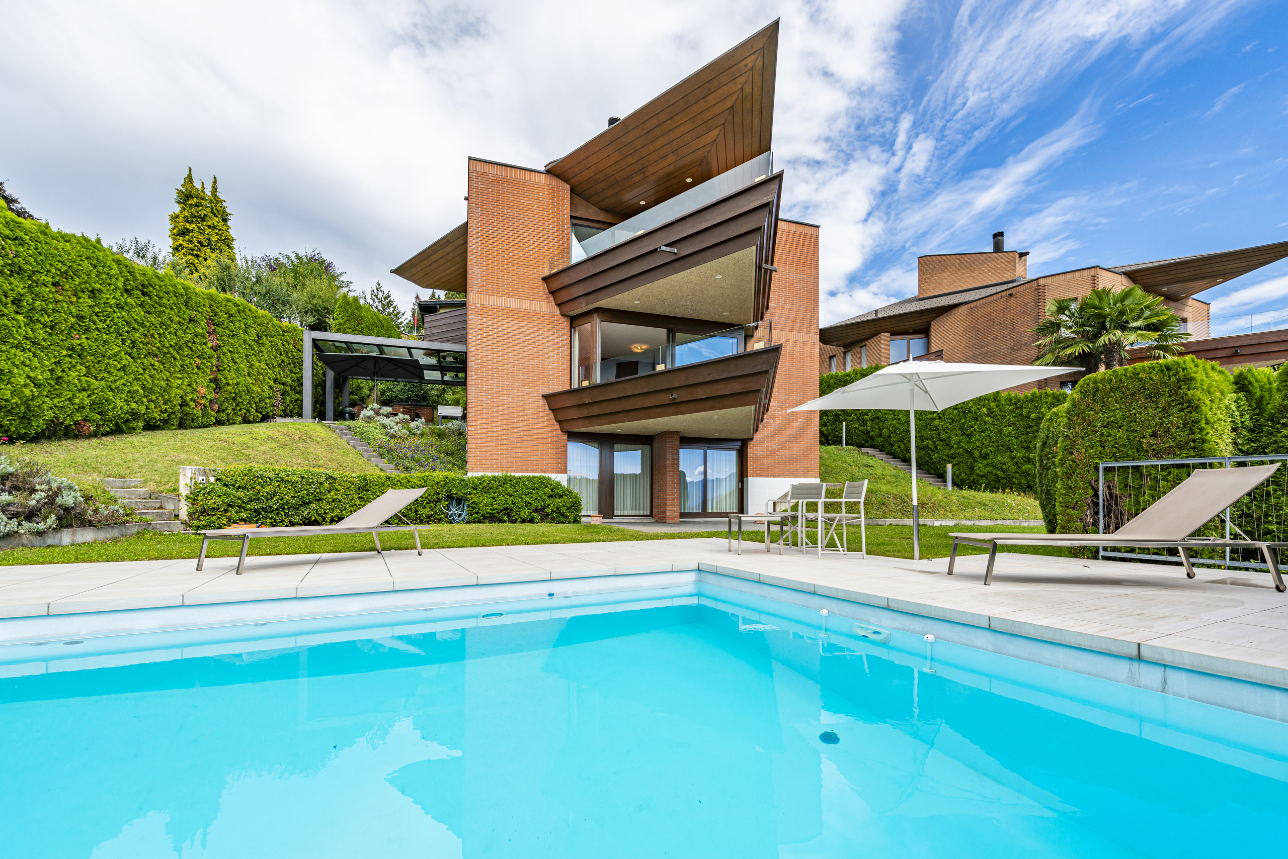 Moderne Villa mit Pool und Garten