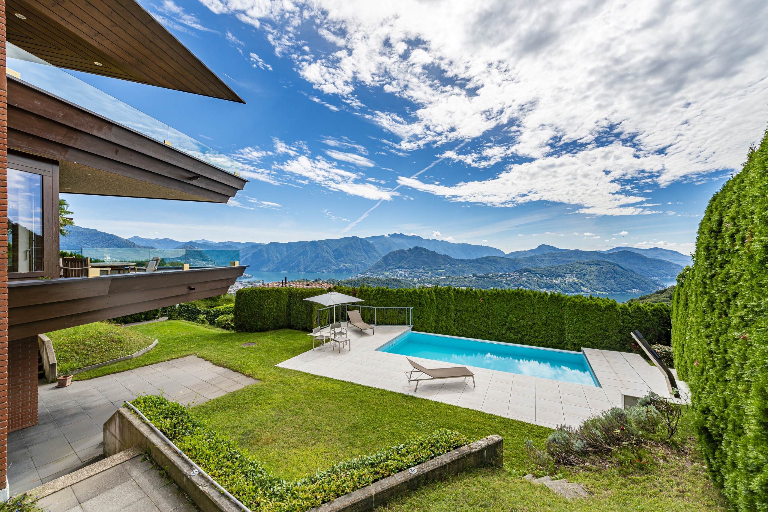 Luxuriöser Außenbereich mit Pool und Panoramablick