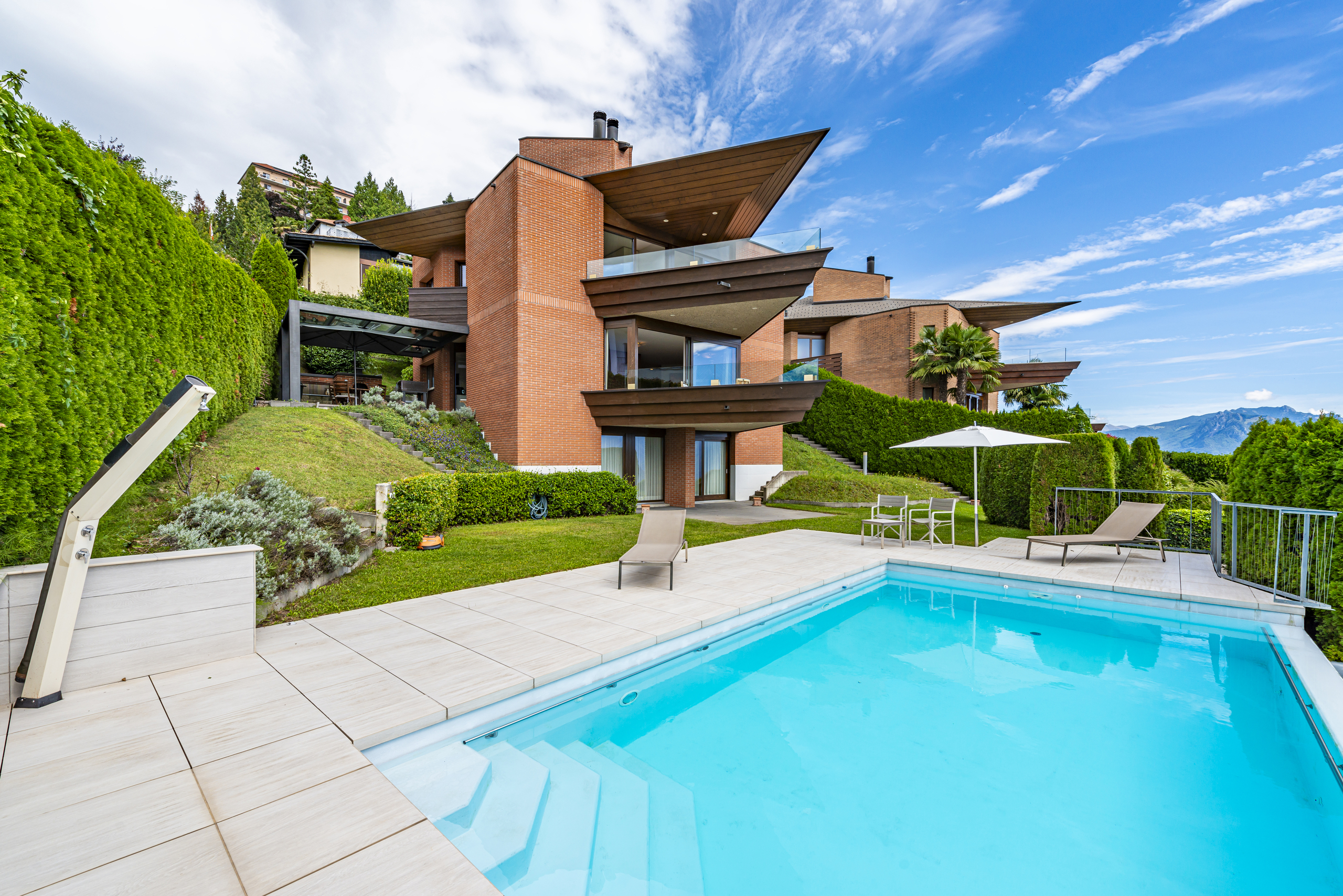 Luxuriöse Villa mit Pool und Bergblick