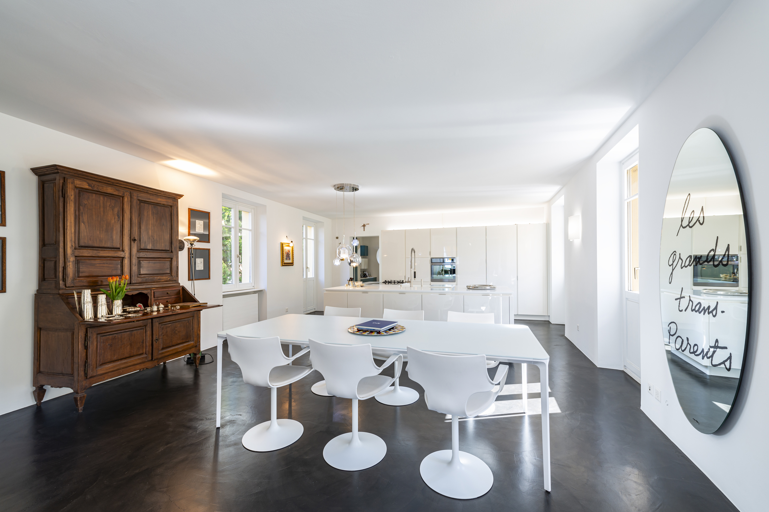 Helles, modernes Esszimmer mit offener Küche