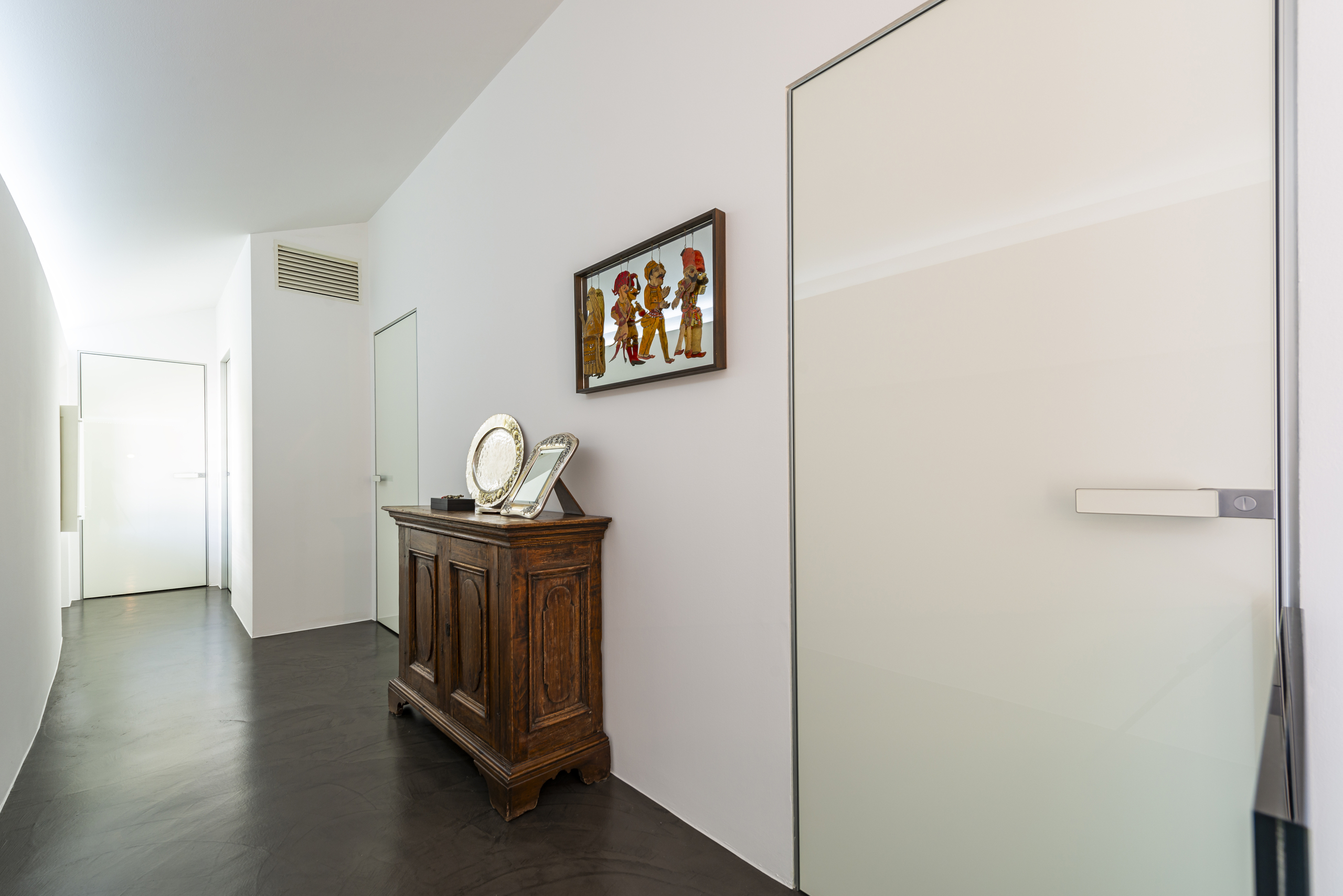 Moderner Flur mit Kunst und Holzmöbel