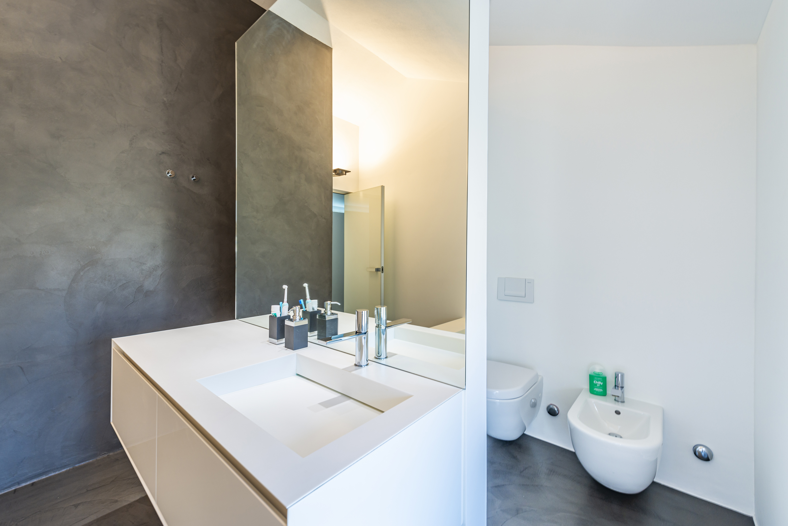 Modernes Bad mit separatem WC-Bereich