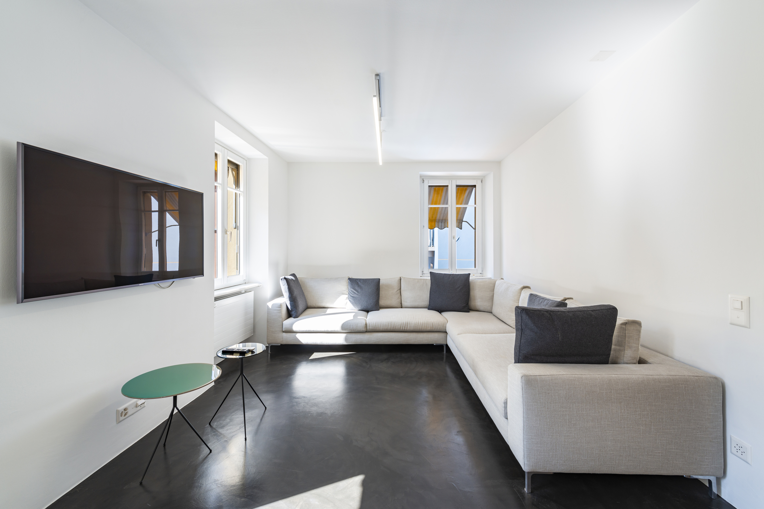 Modernes Wohnzimmer mit L-förmigem Sofa