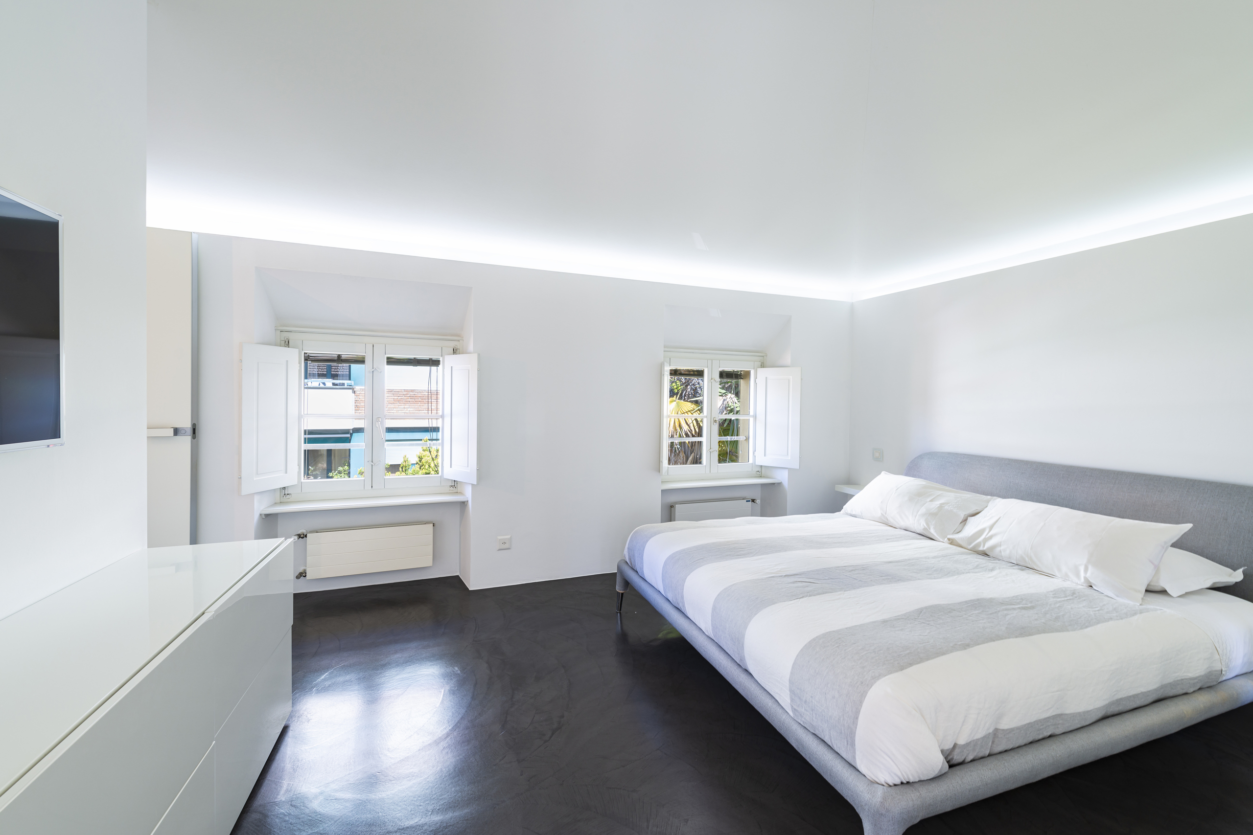 Helles Schlafzimmer mit modernem Minimaldesign