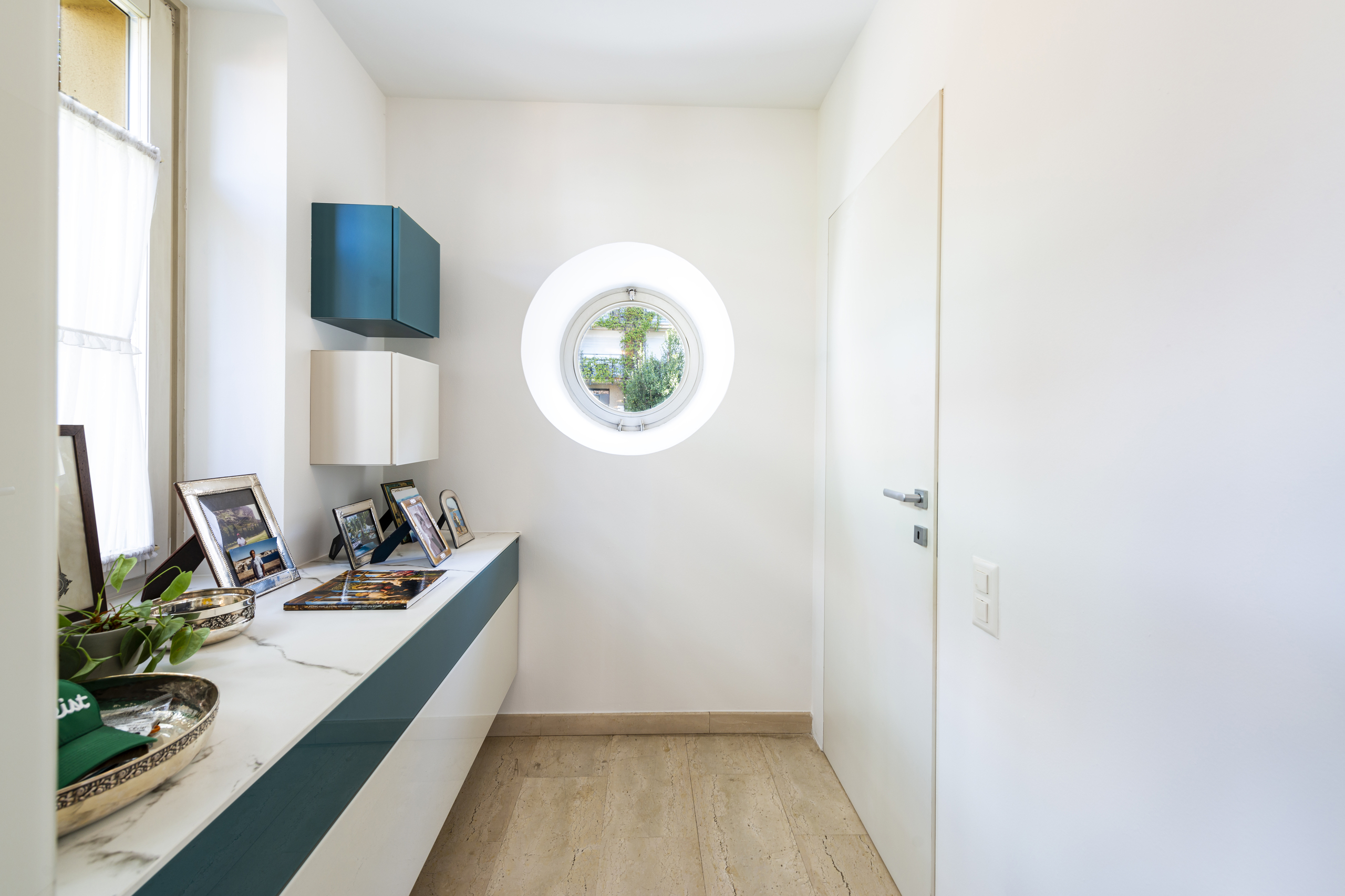 Heller Flur mit rundem Fenster