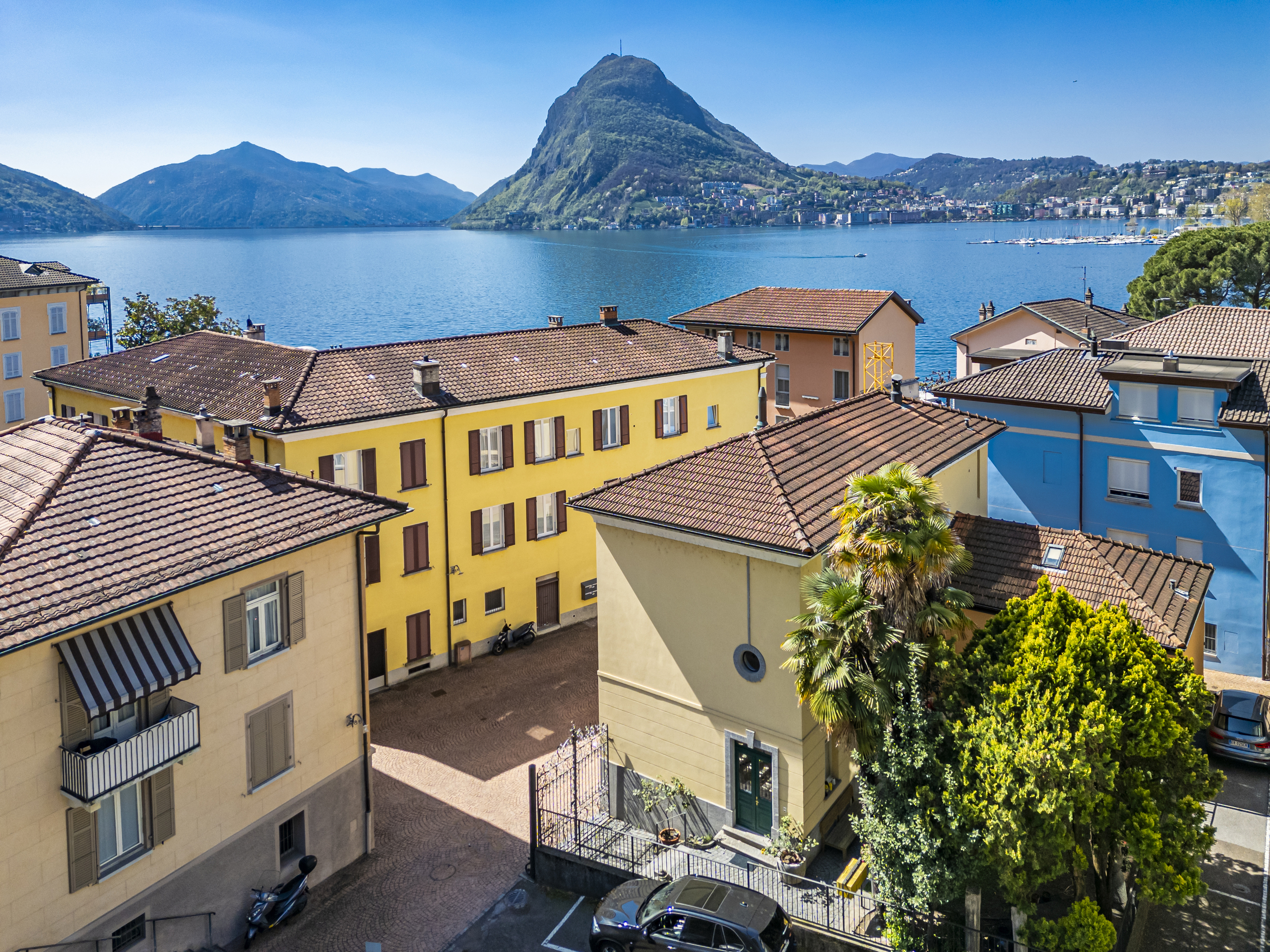 See- und Bergblick über mediterrane Wohnhäuser