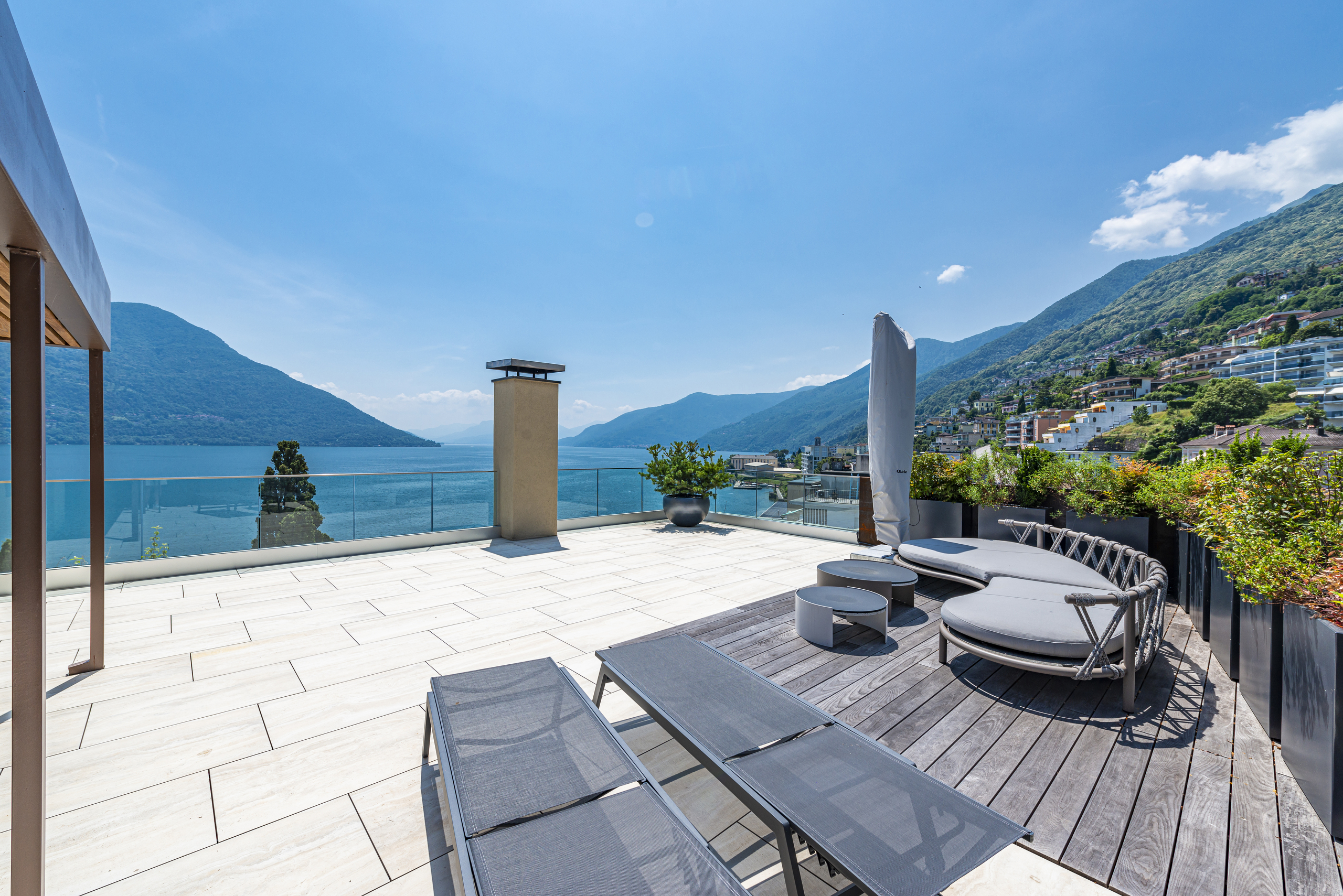 Luxuriöse Dachterrasse mit Seeblick