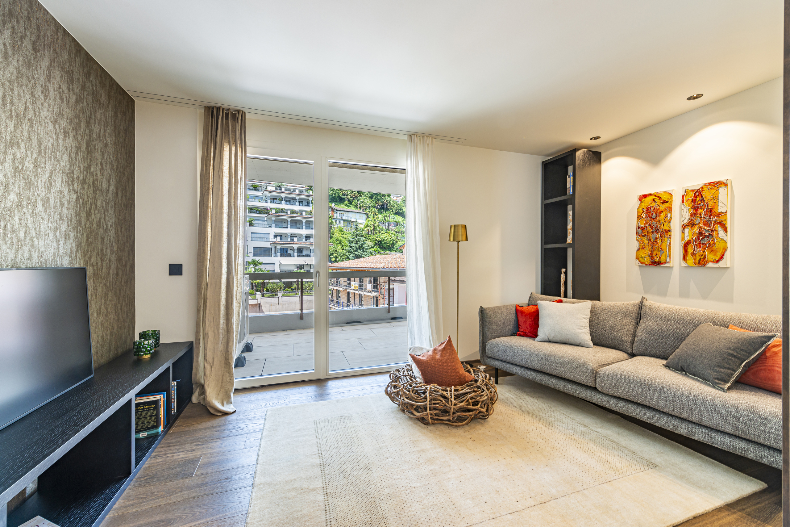 Modernes Wohnzimmer mit Balkonblick
