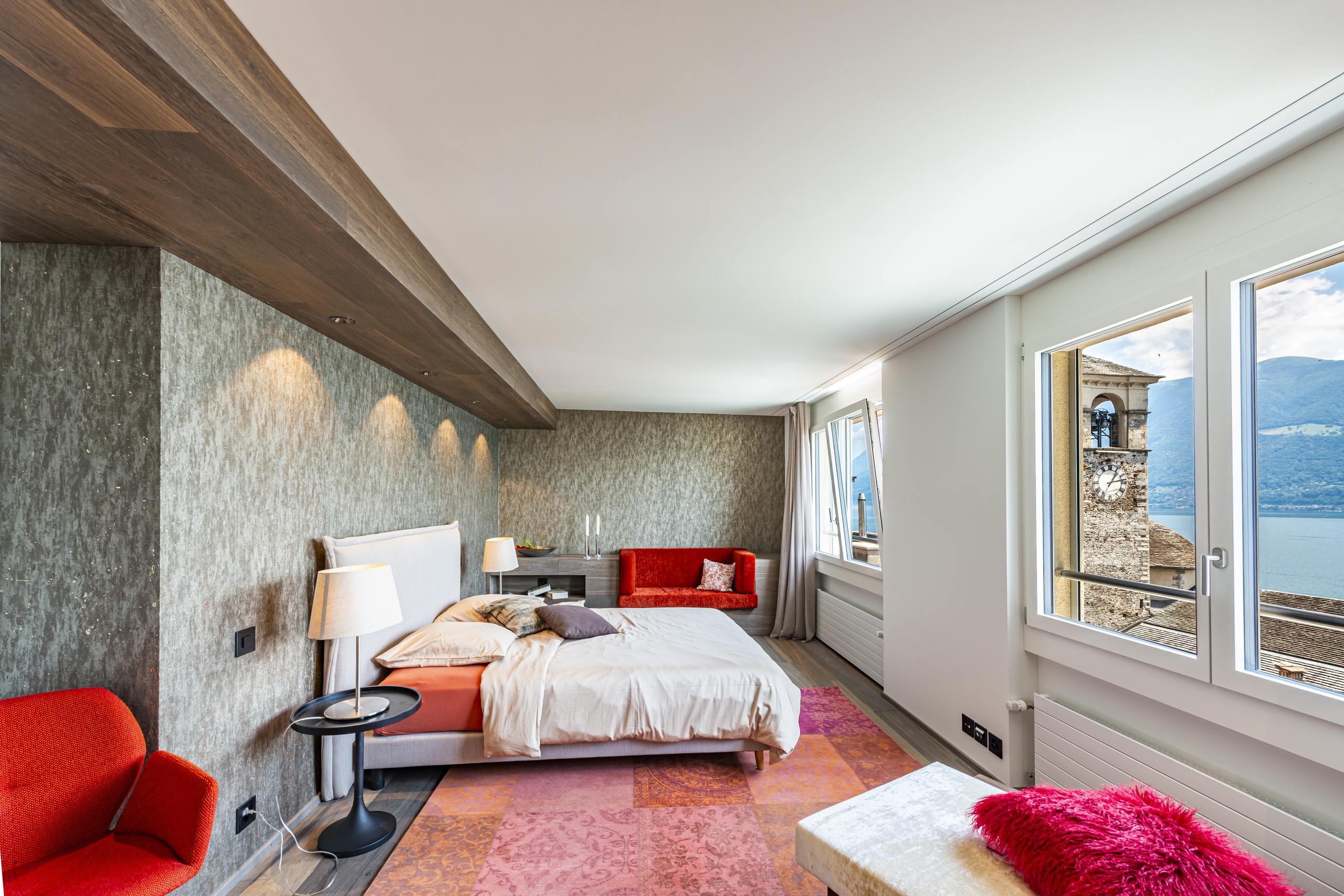 Helles Schlafzimmer mit Seeblick