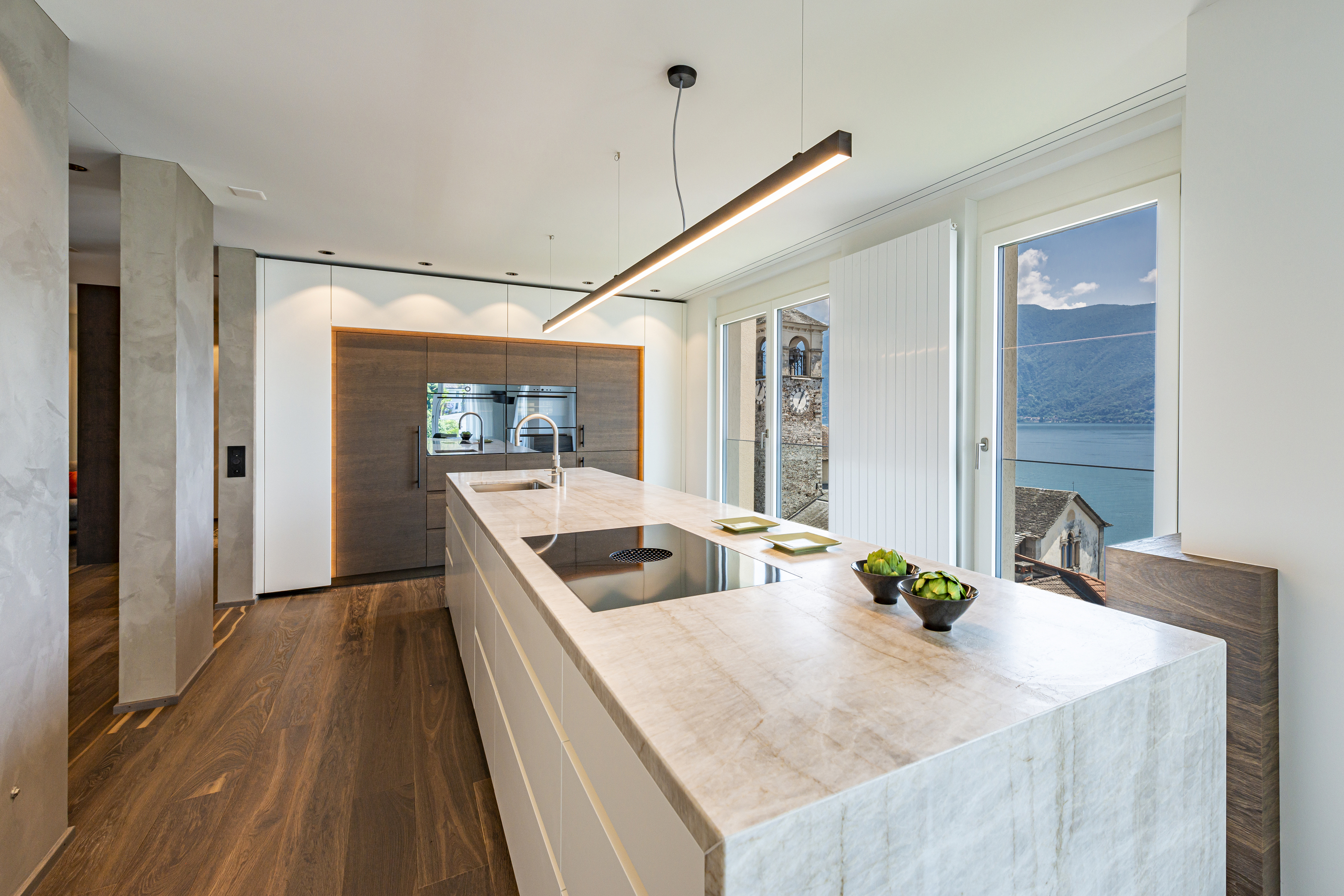 Moderne Küche mit Seeblick