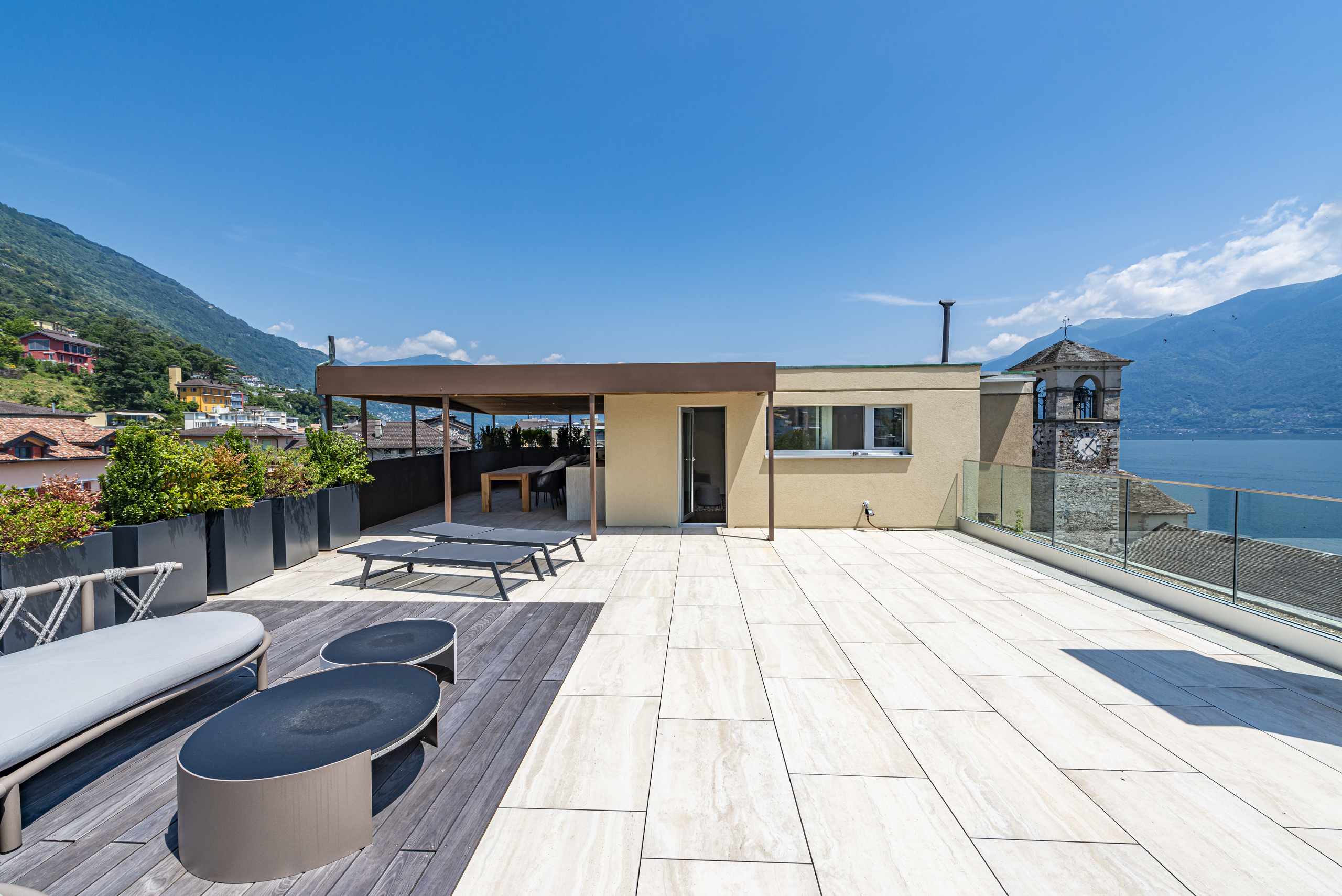 Großzügige Dachterrasse mit Seeblick