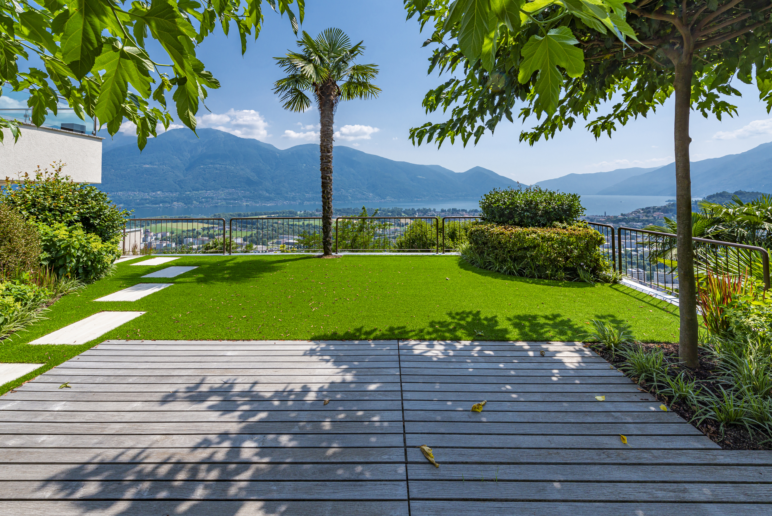 Terrasse mit Panorama auf See und Berge