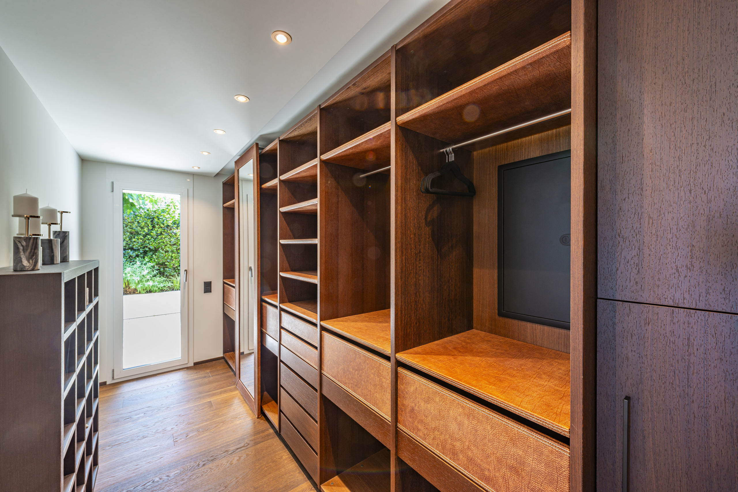 Begehbarer Kleiderschrank mit Holz-Einbauten