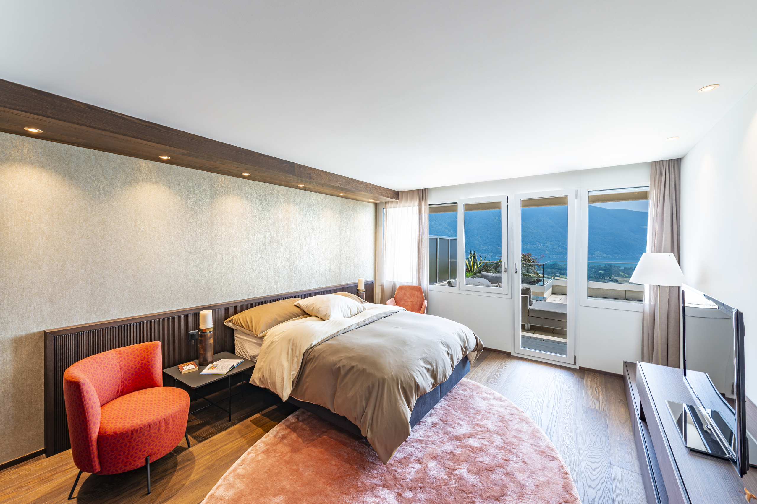 Modernes Schlafzimmer mit Bergblick