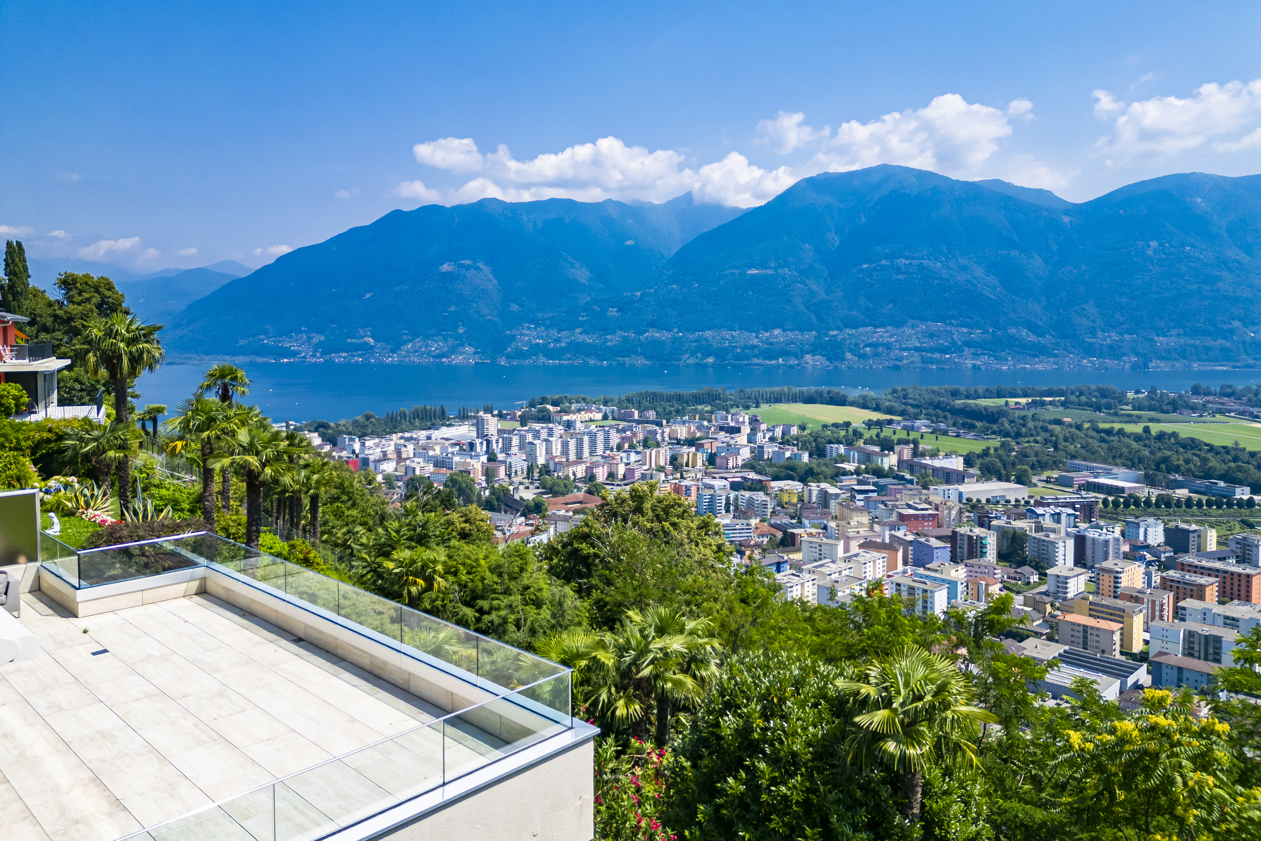 Panorama-Terrasse mit See- und Bergblick