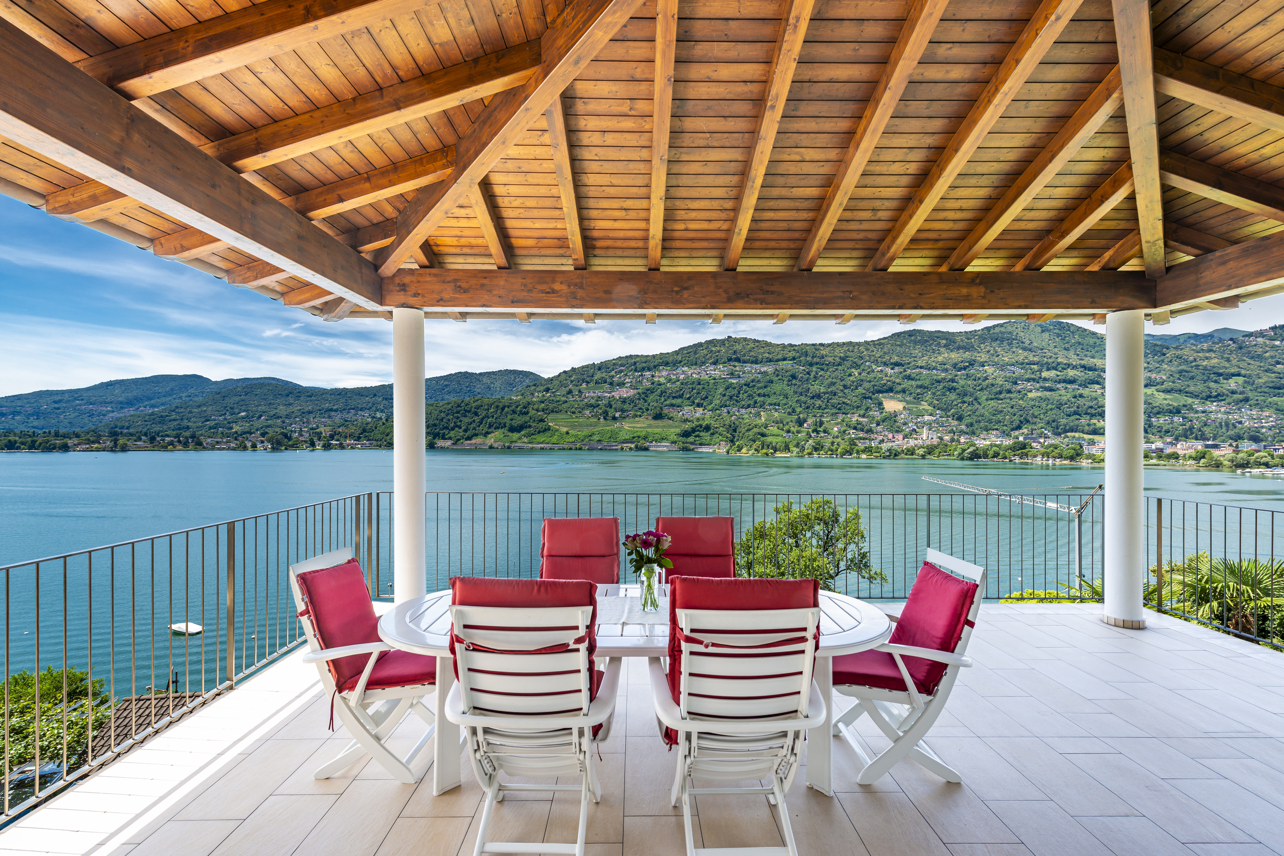 Überdachte Terrasse mit Seeblick