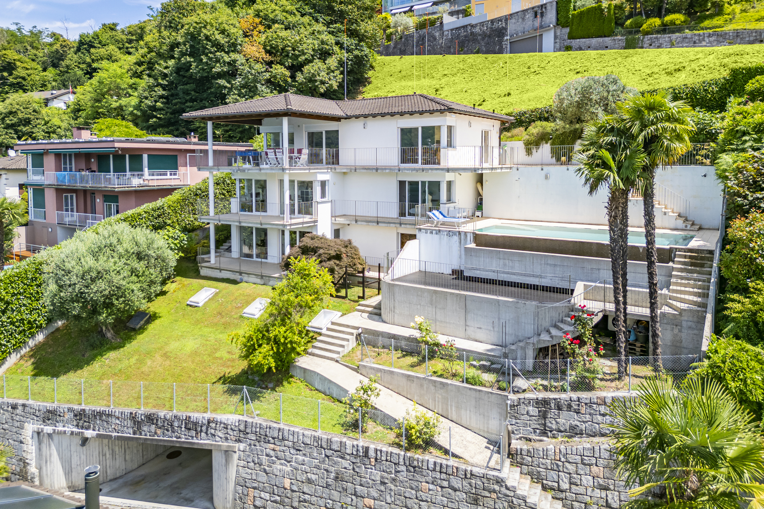 Luxuriöses Hanghaus mit Pool und mehreren Terrassen