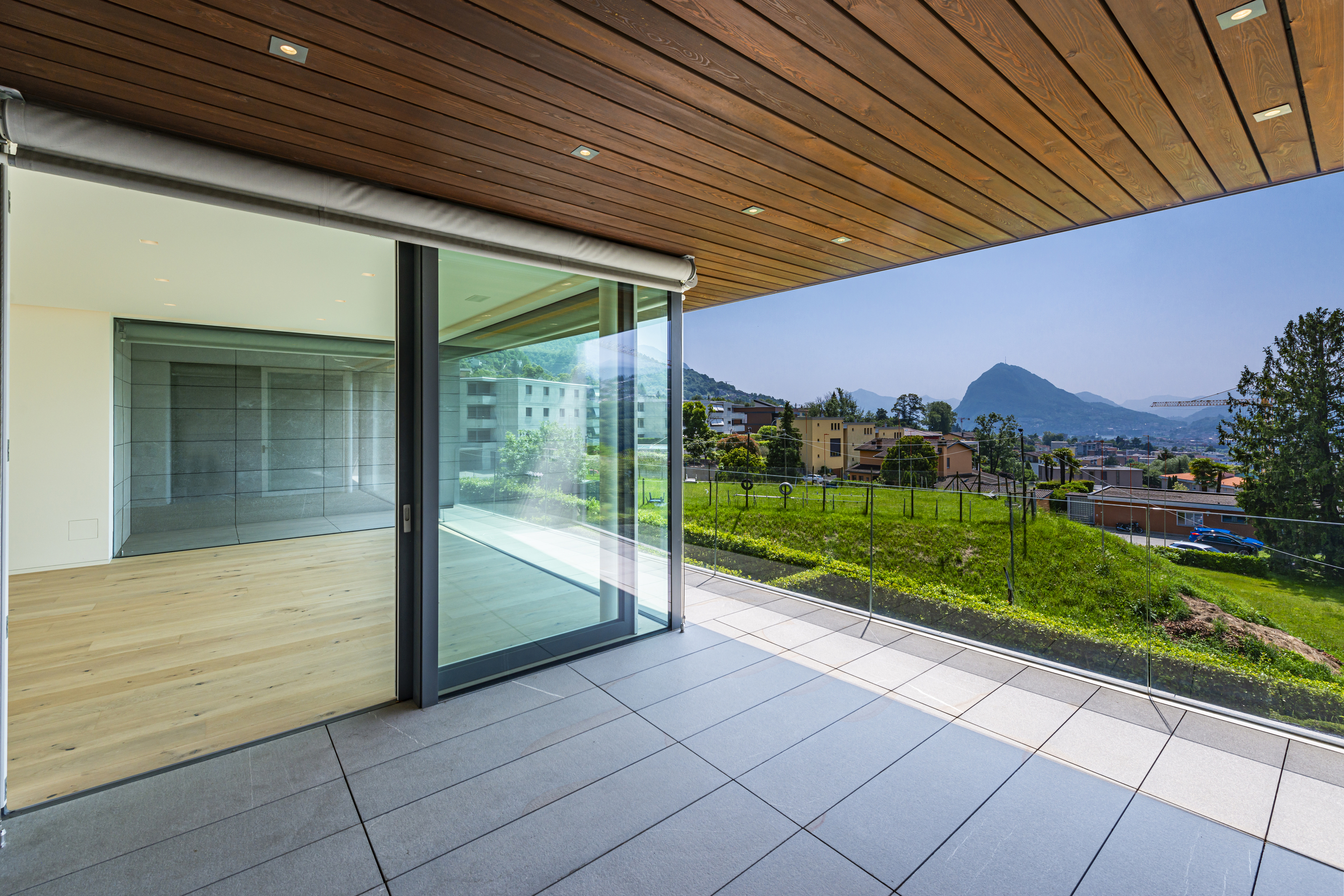 Moderne Terrasse mit Bergblick
