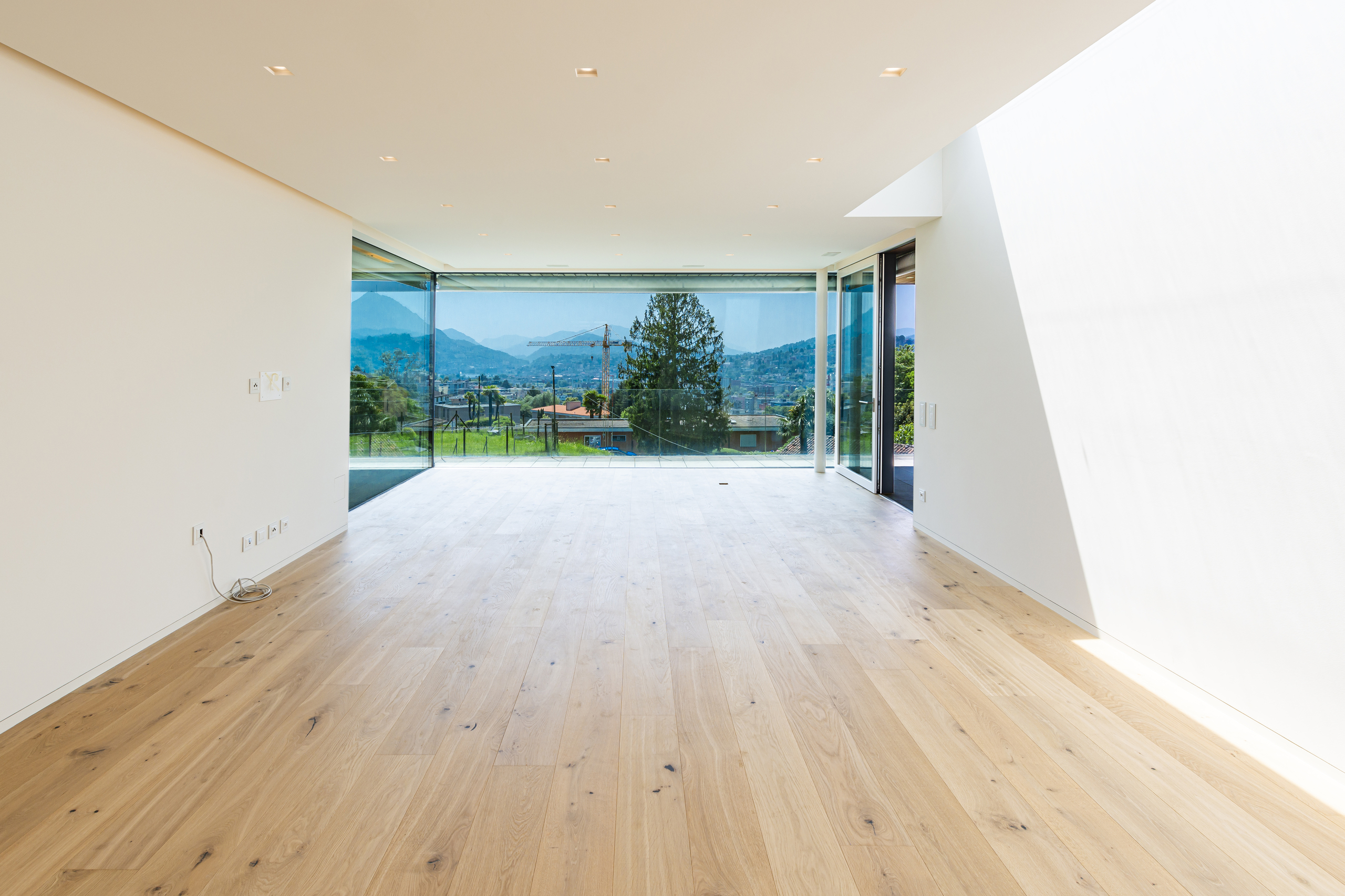 Heller, leerer Wohnraum mit Panoramafenster