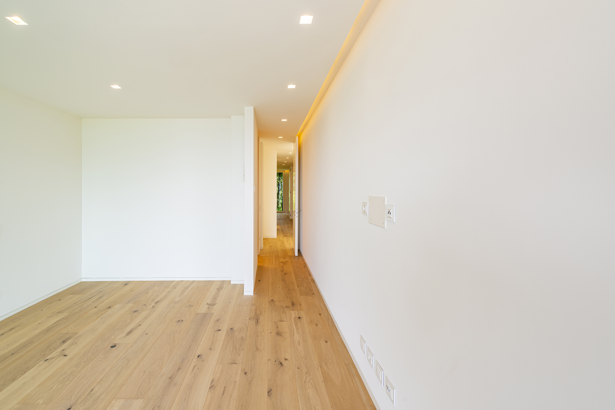 Heller, minimalistischer Flur mit Holzfußboden