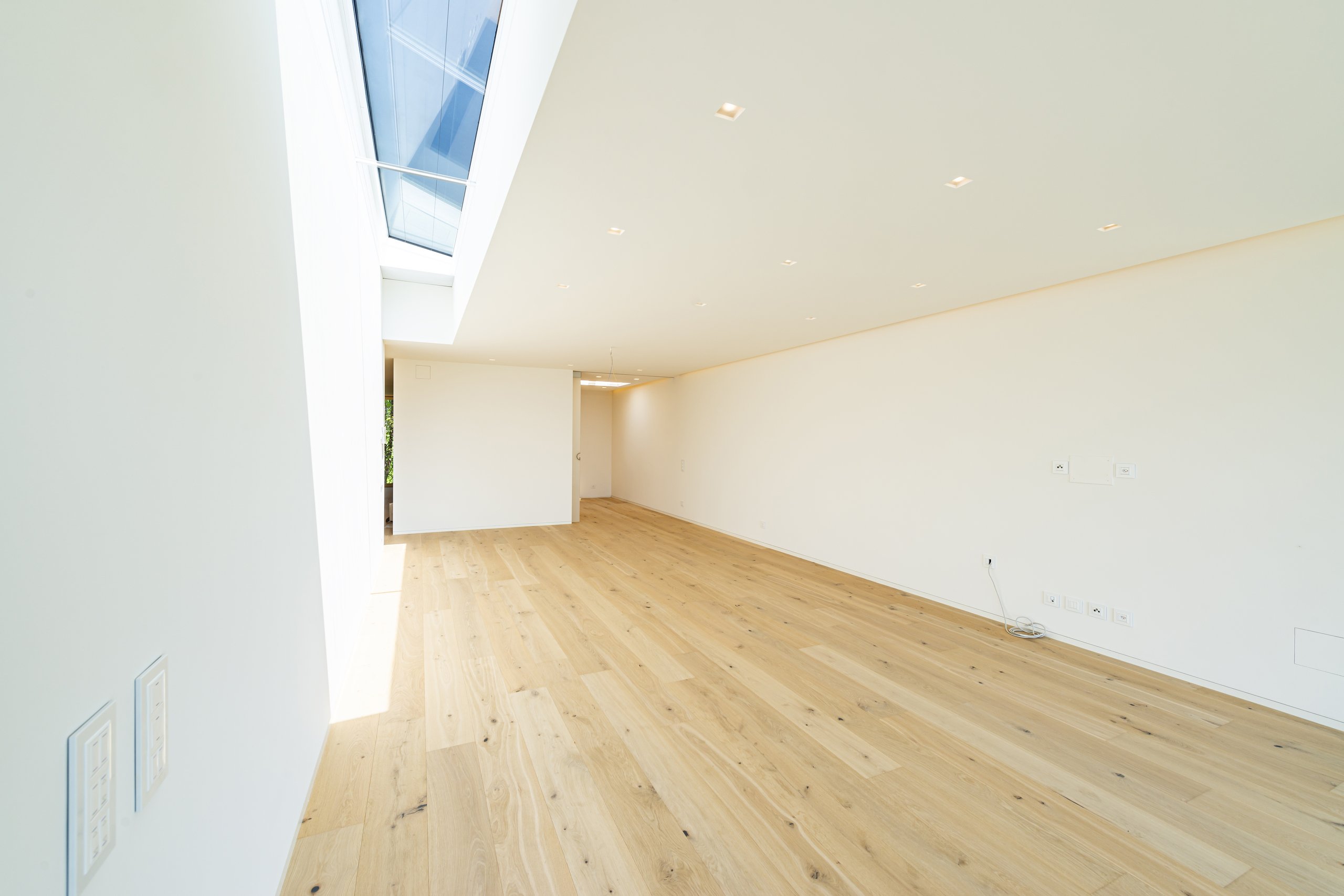 Heller, minimalistischer Innenraum mit Oberlicht