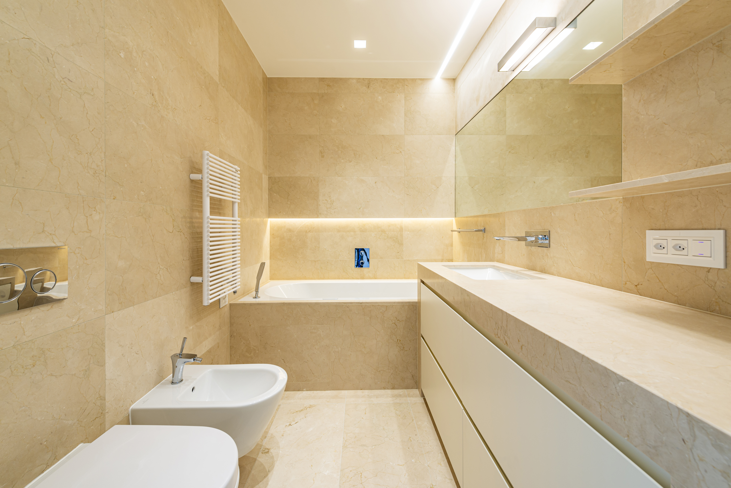 Luxuriöses Badezimmer mit Natursteinoptik