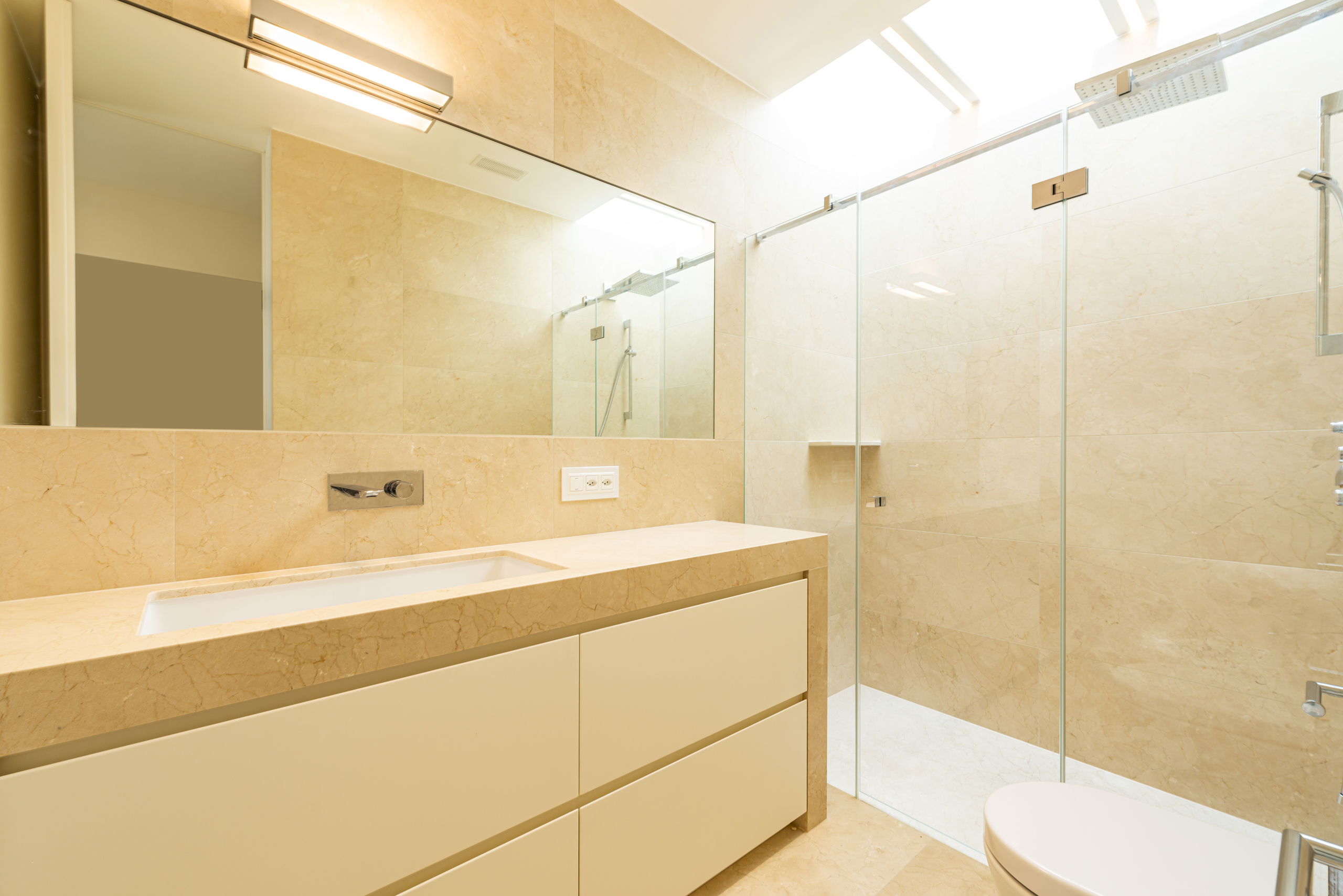 Modernes Badezimmer mit begehbarer Glasdusche und großem Spiegel
