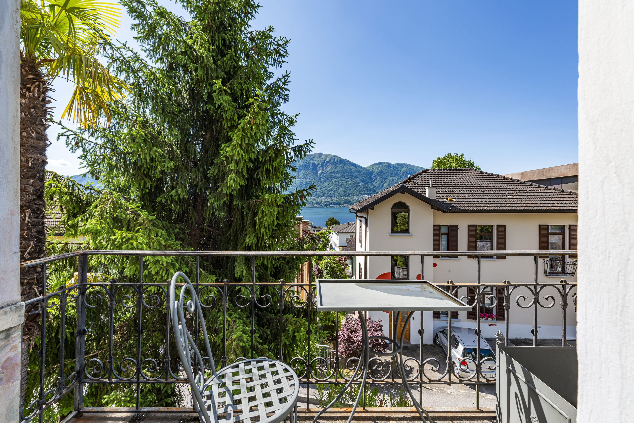 Balkon mit Seeblick und Bergpanorama