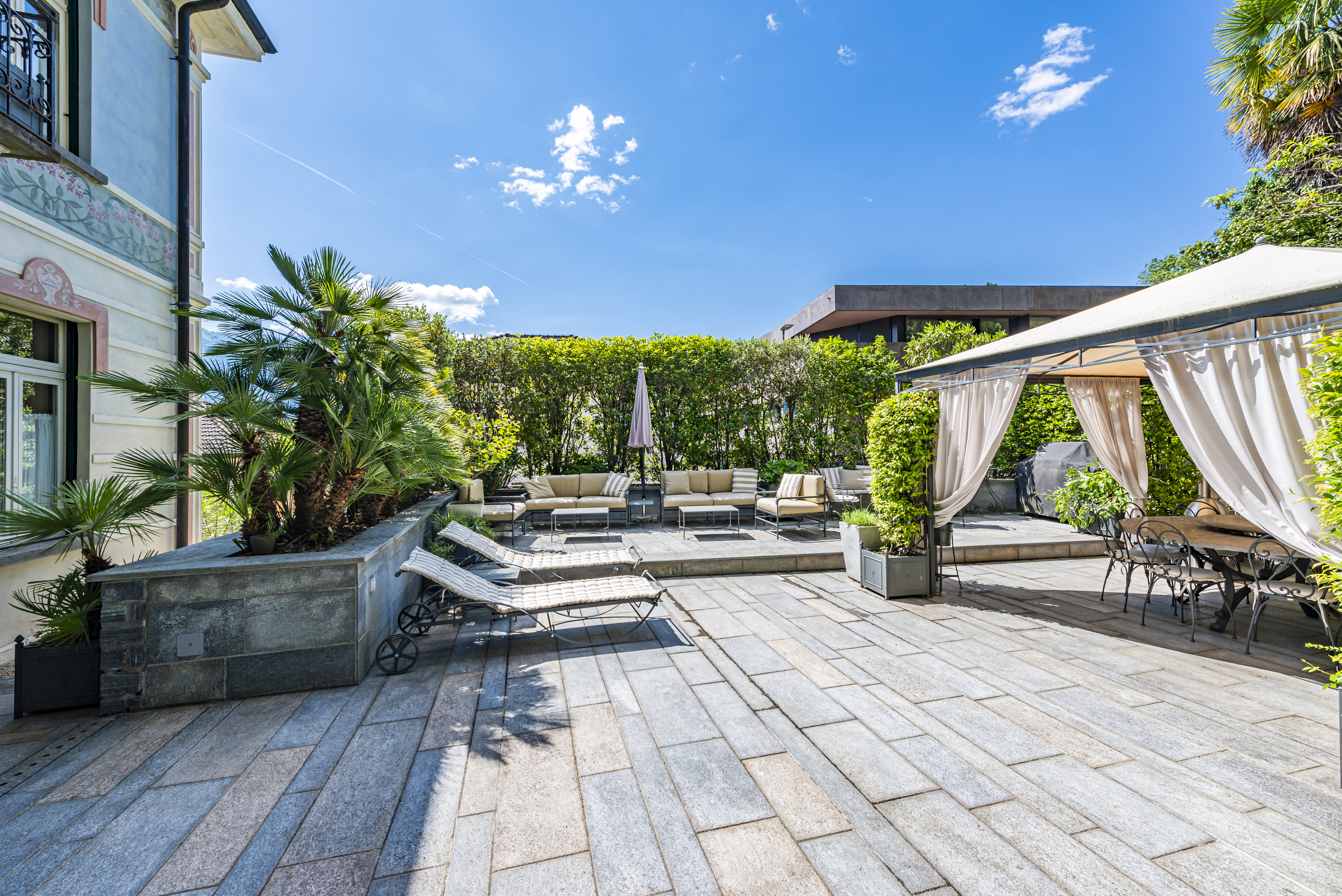 Luxuriöse mediterrane Terrasse mit Lounge und Pergola