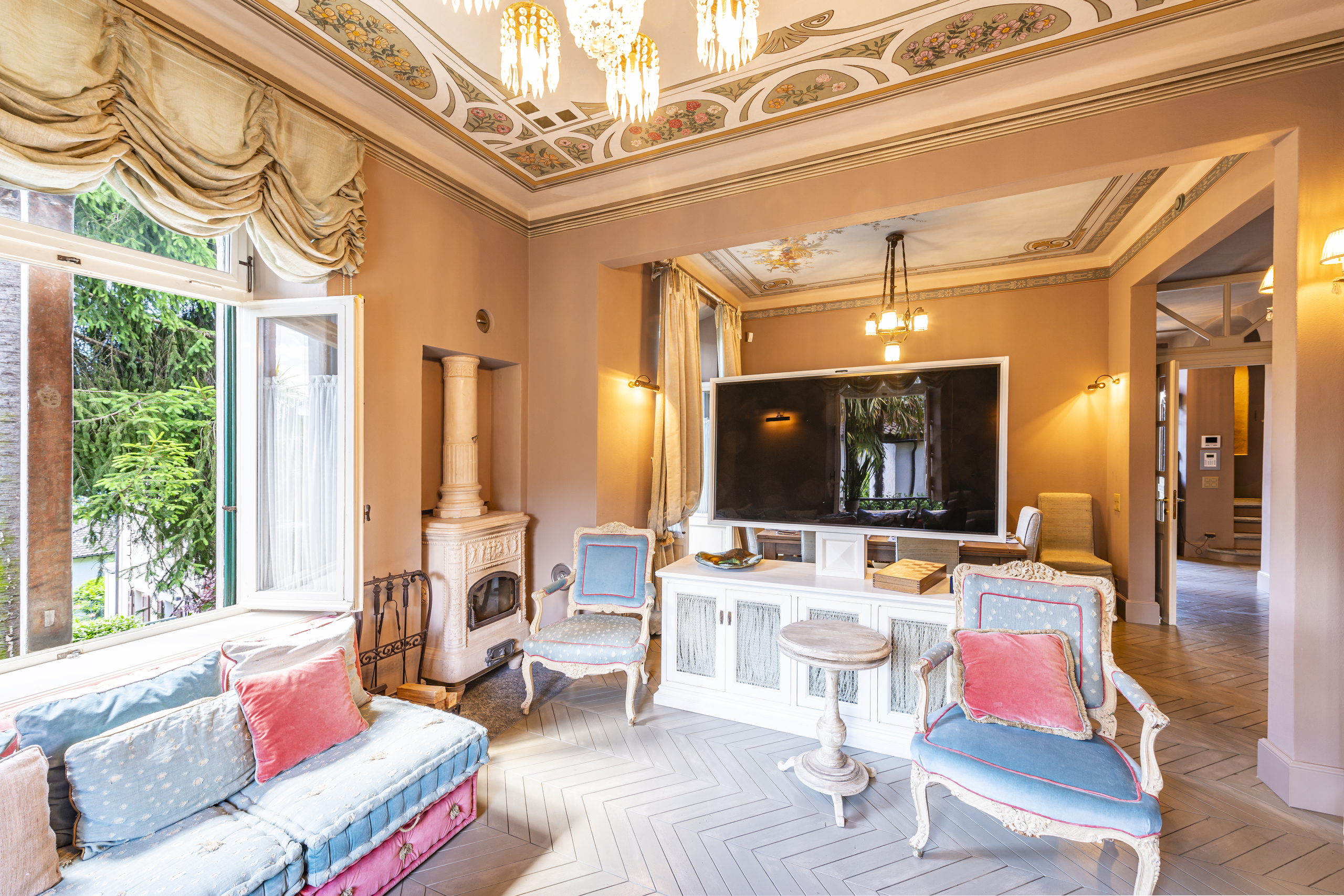 Elegantes Wohnzimmer mit dekorativer Stuckdecke