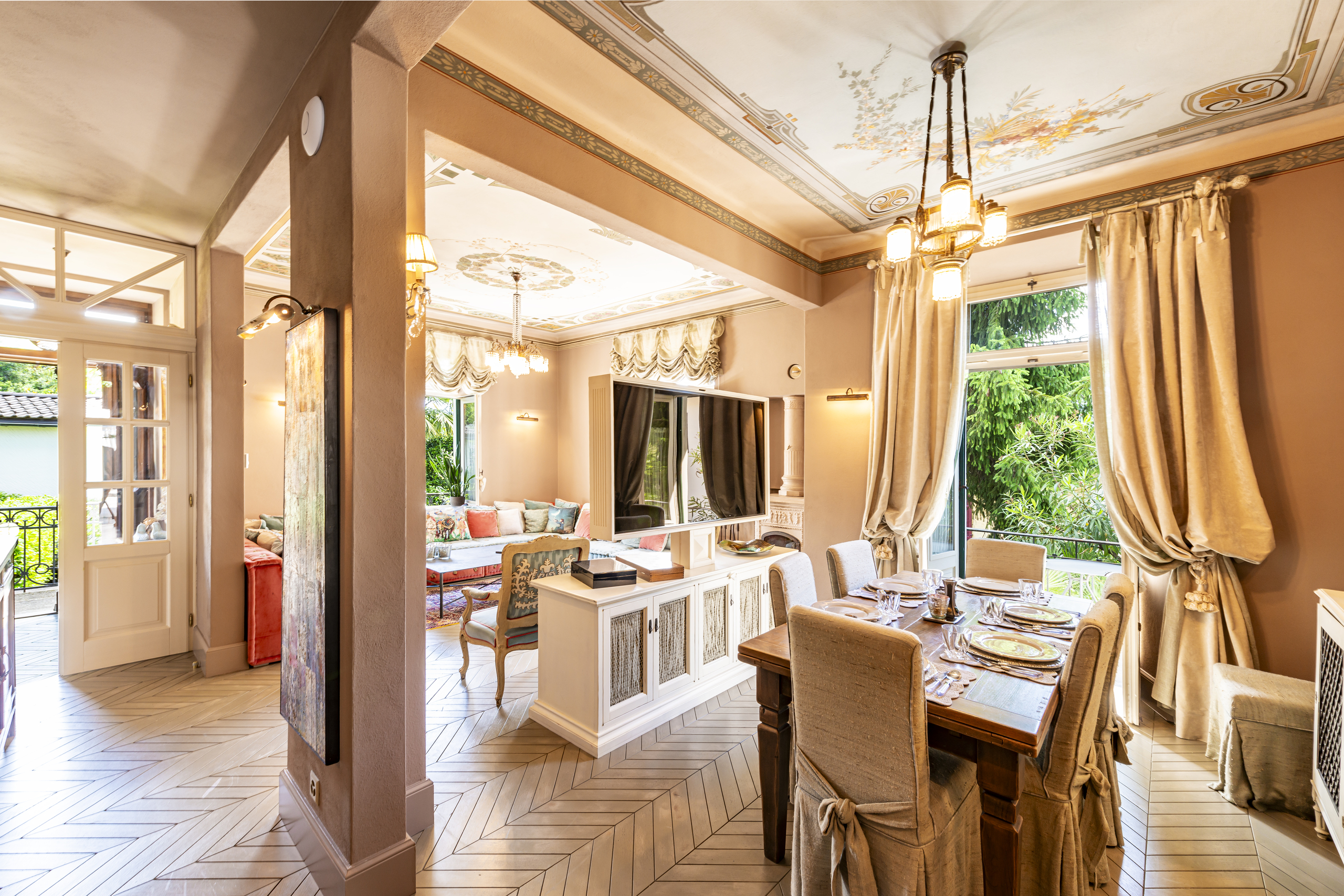 Elegantes Ess- und Wohnzimmer mit klassischer Stuckdecke