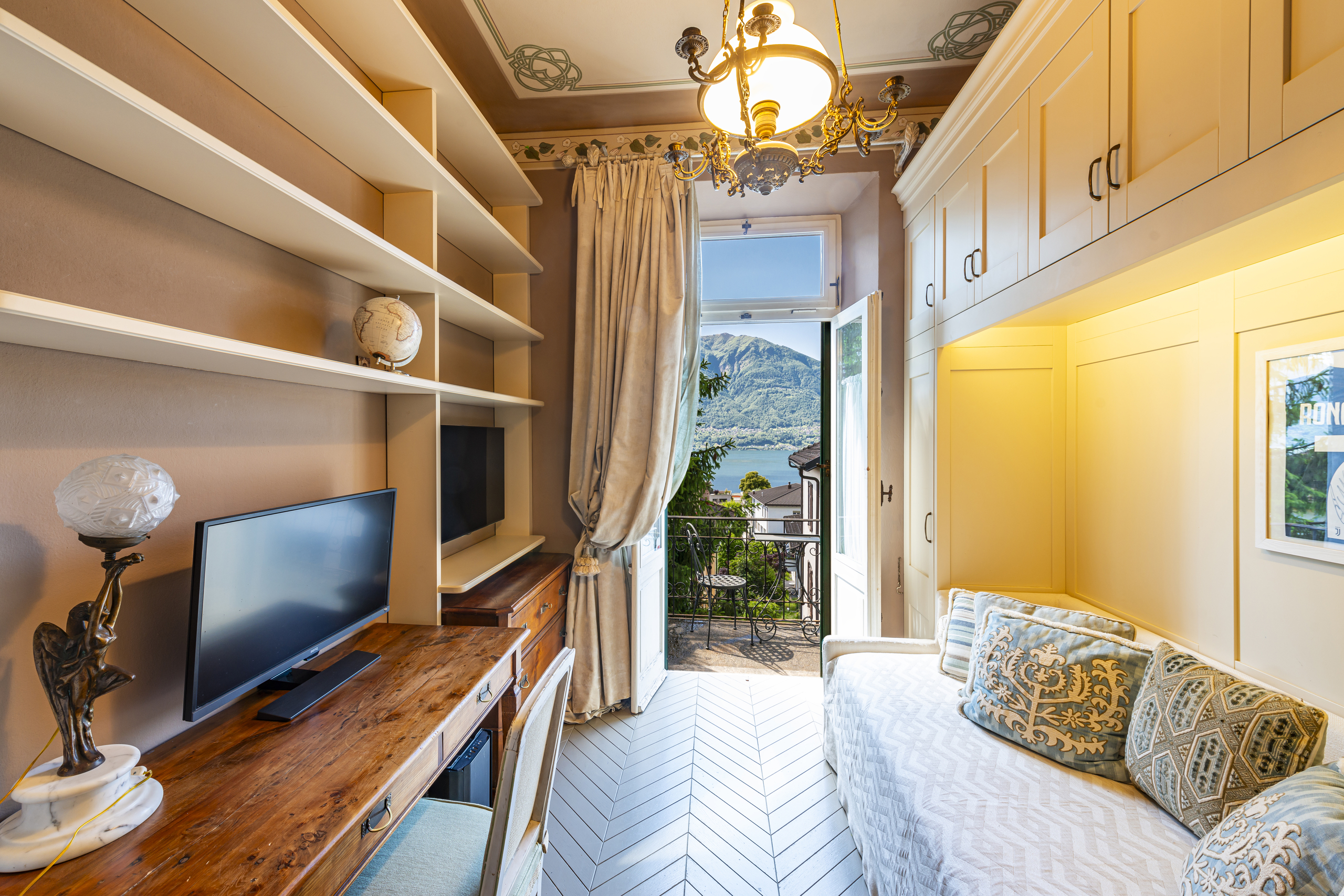Elegantes Arbeitszimmer mit Balkonblick