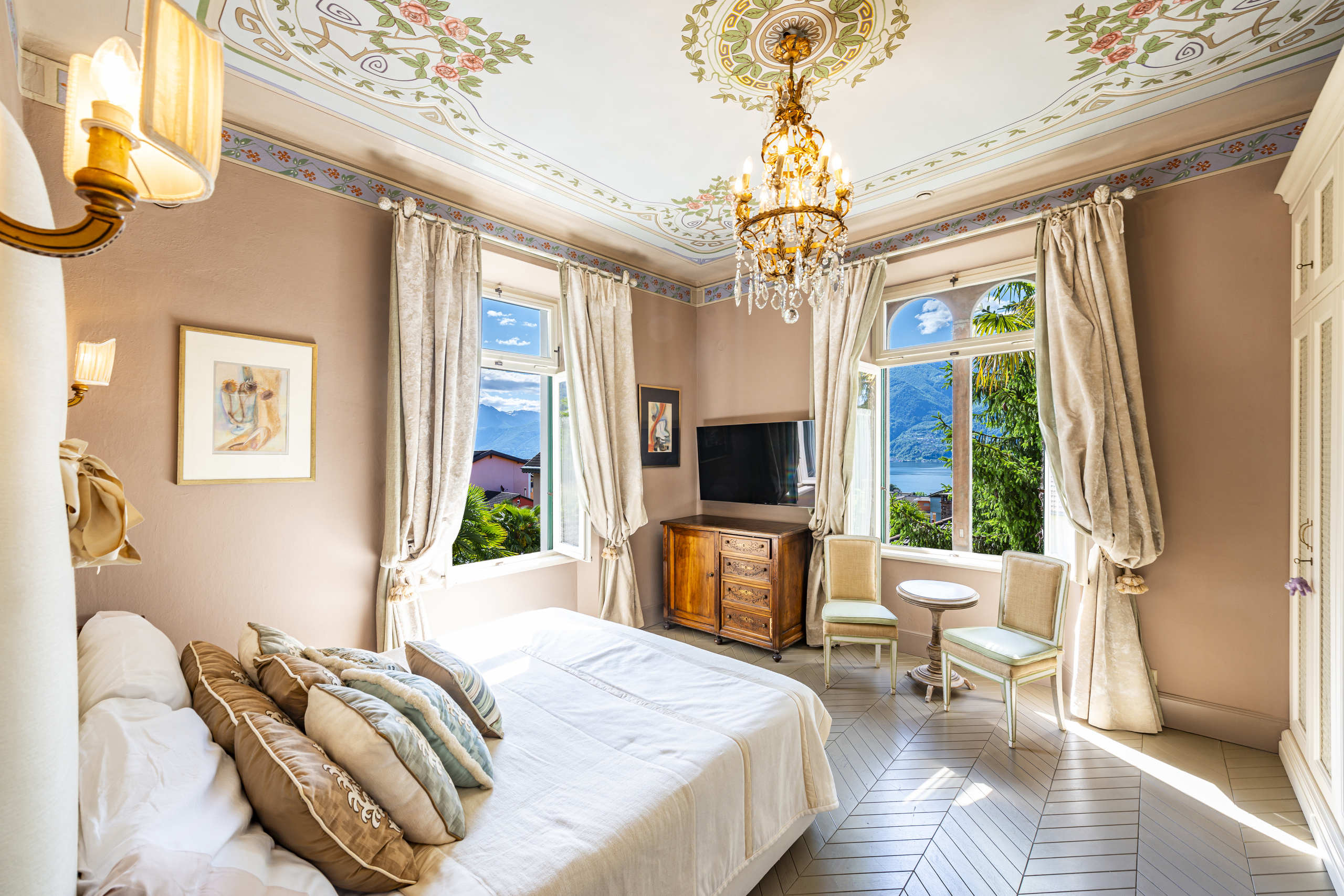 Elegantes Schlafzimmer mit Meerblick