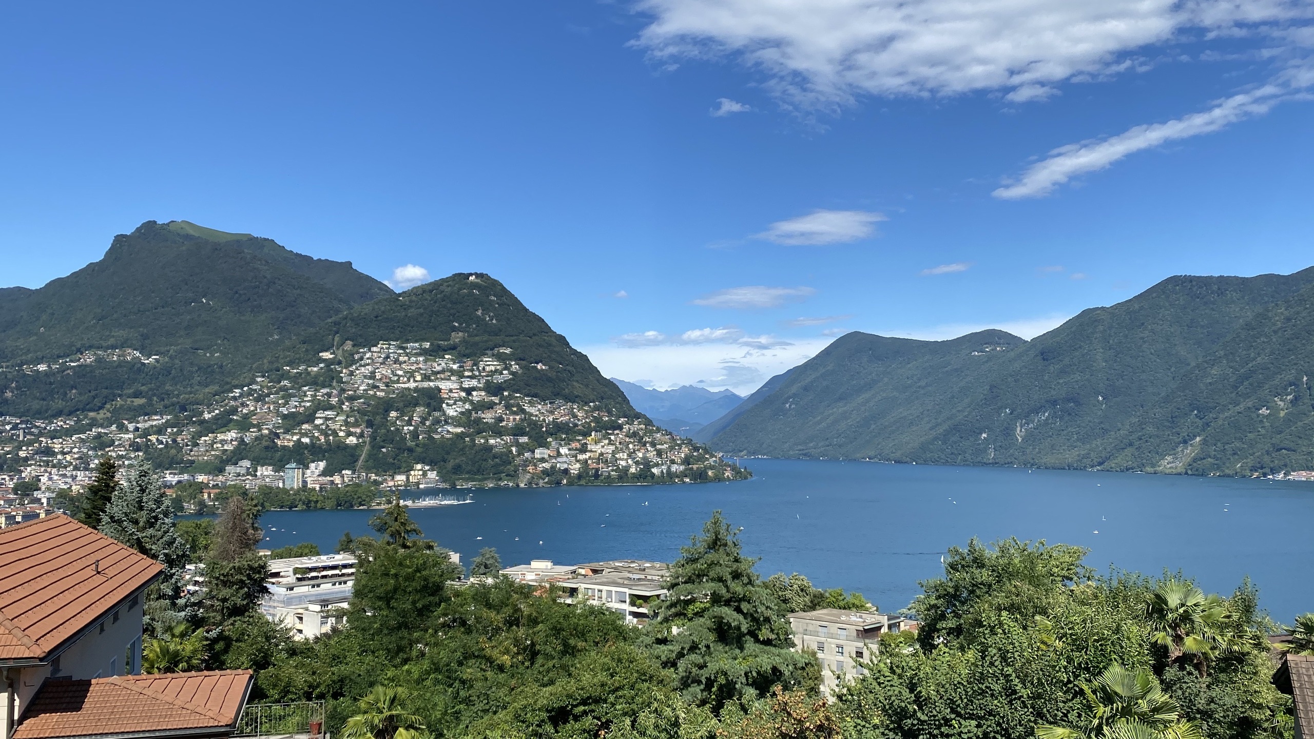 Seeblick auf Berge und Stadt