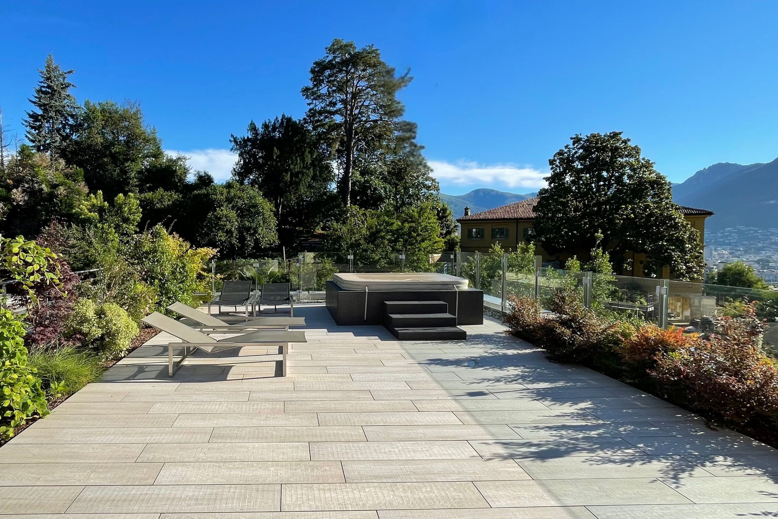 Luxuriöse Terrasse mit Whirlpool und Bergblick