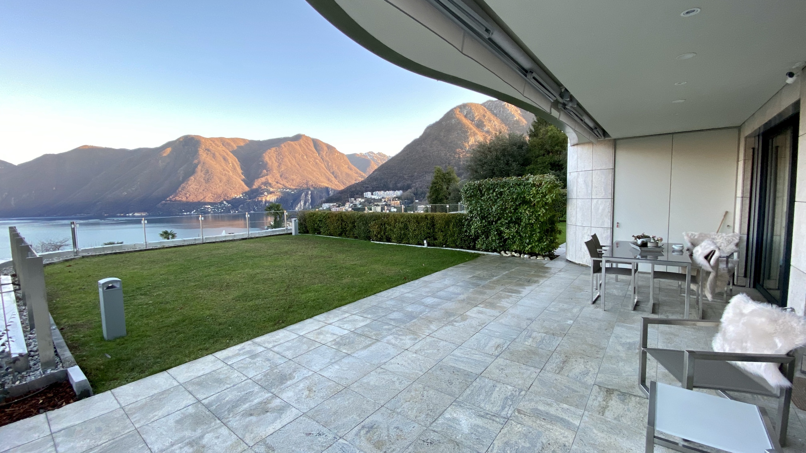 Seeterrasse mit Bergblick