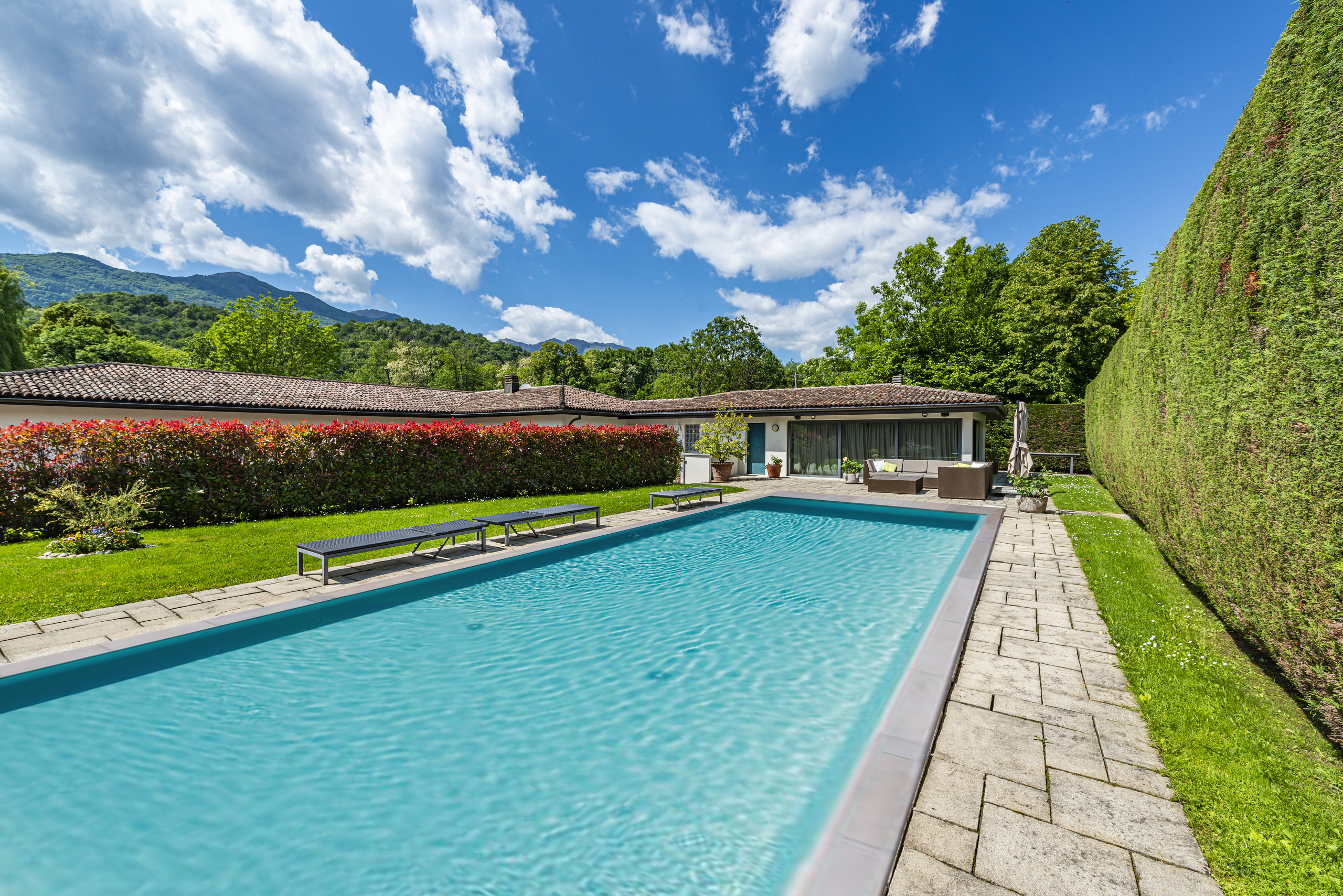 Poolgarten mit Bergblick