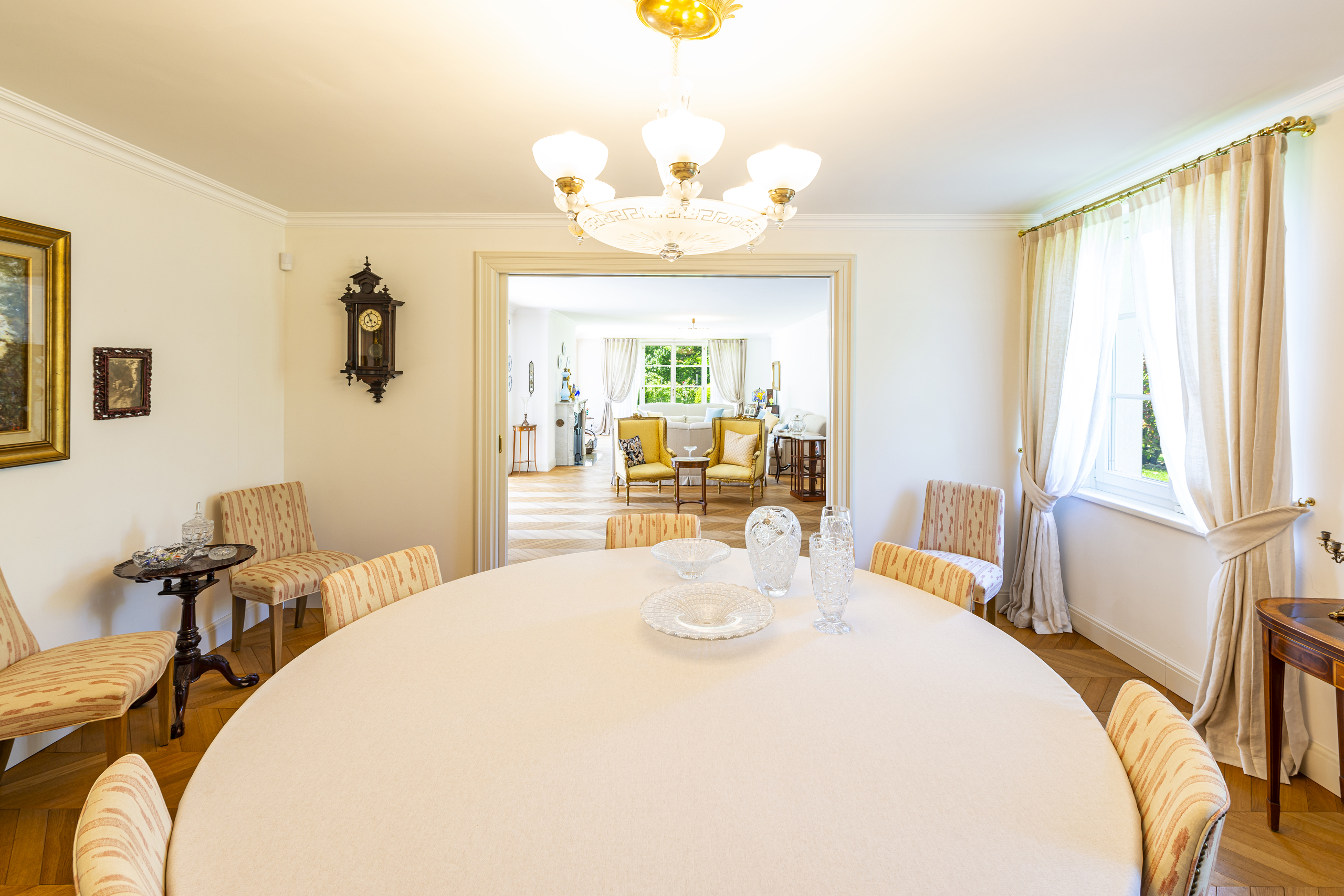 Elegantes Esszimmer mit Blick in den Wohnbereich