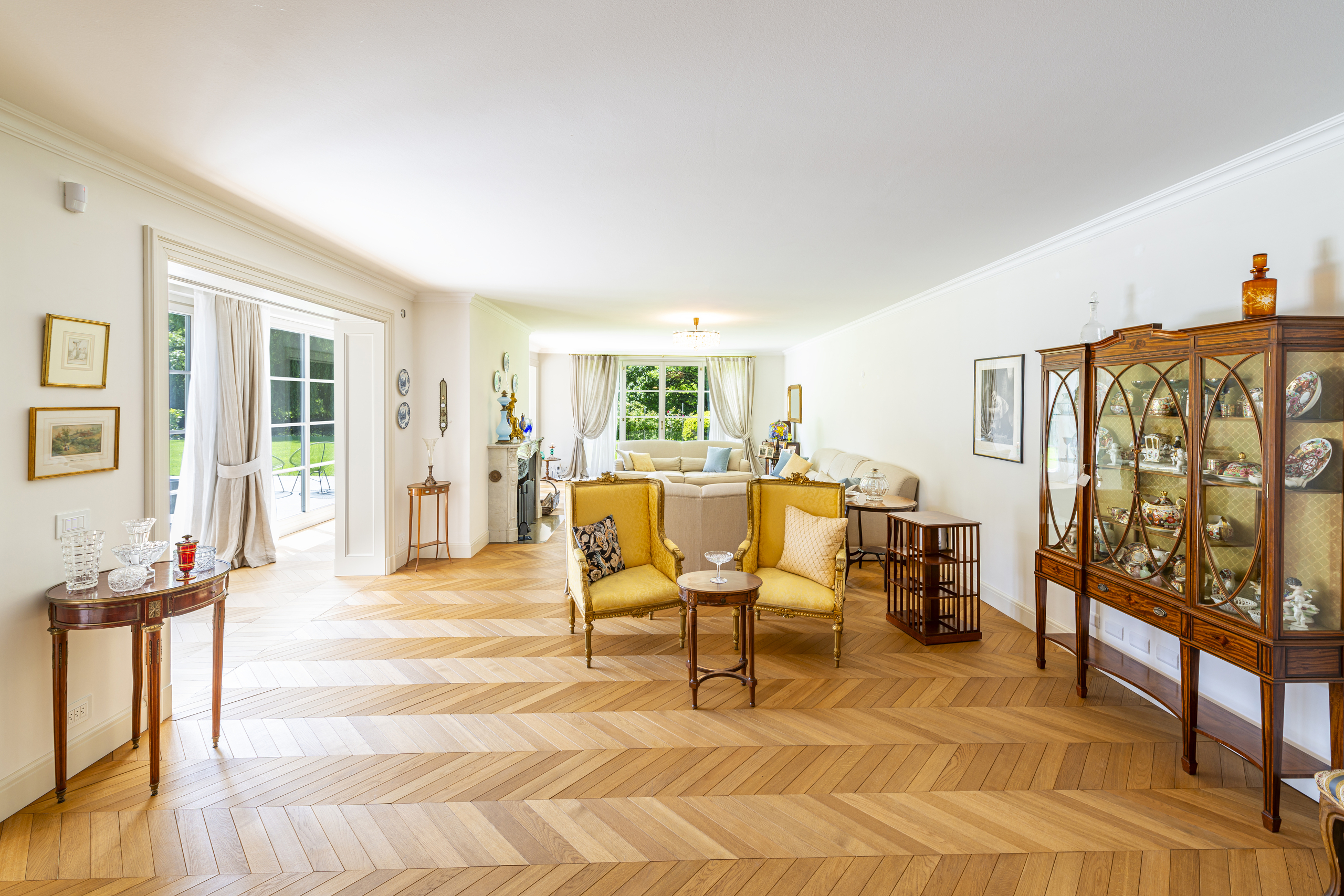 Helles, elegantes Wohnzimmer mit klassischer Einrichtung