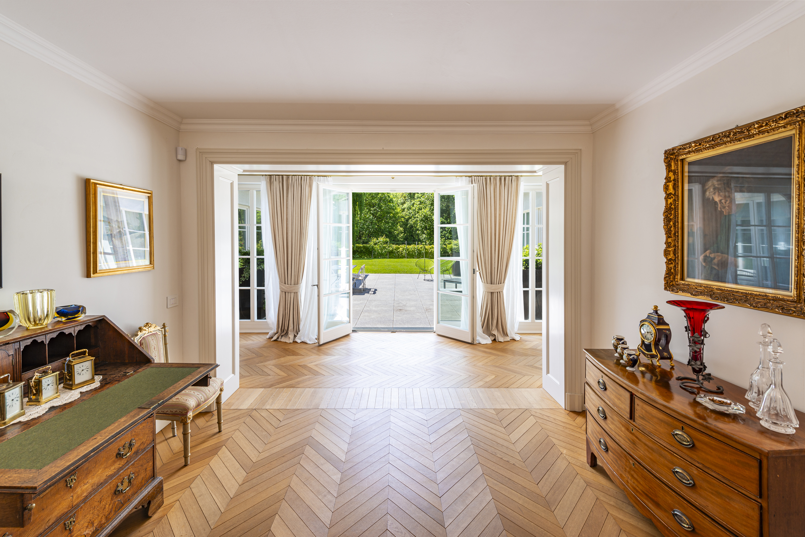 Eleganter Wohnbereich mit Gartenzugang