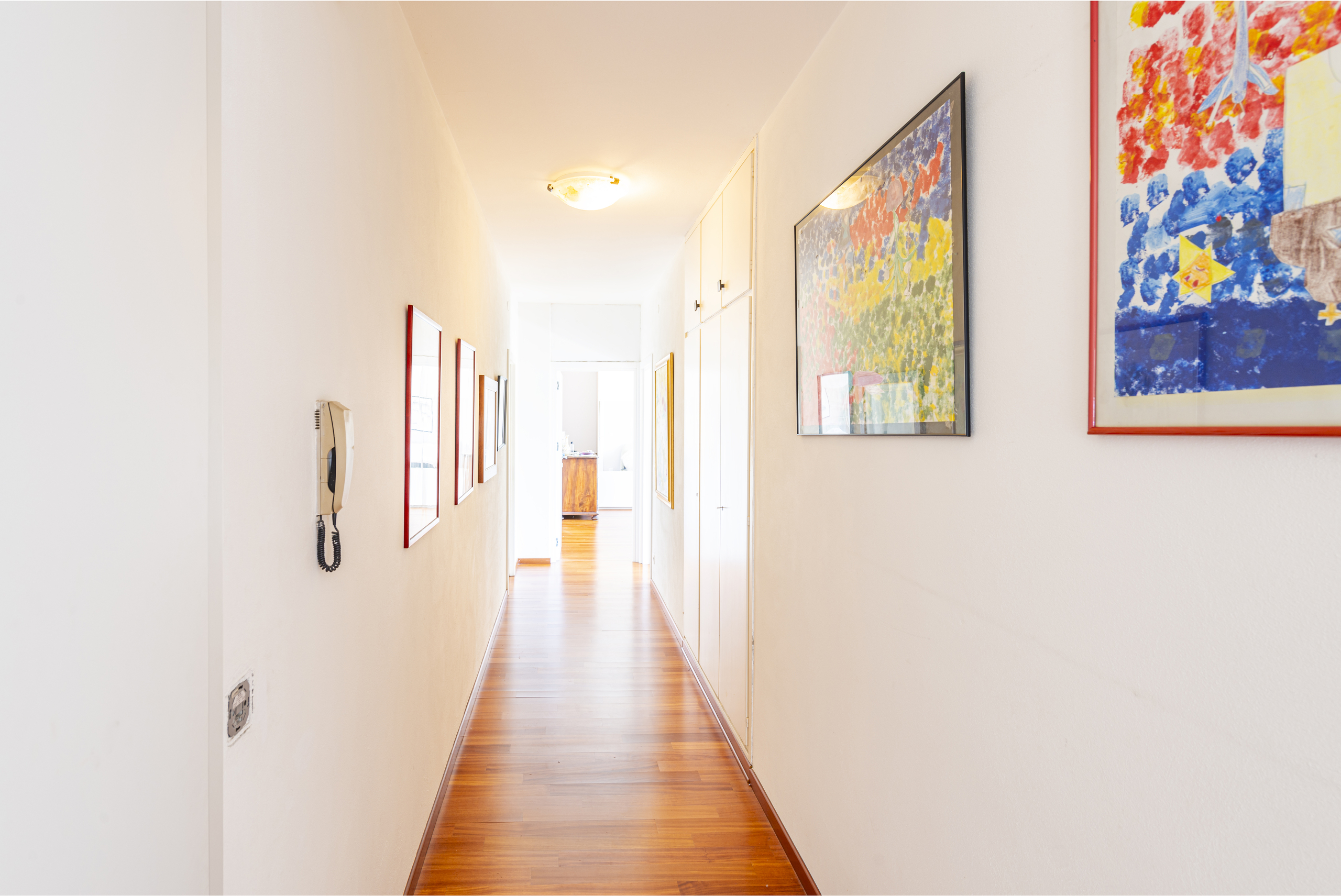 Heller Flur mit Kunst und Einbauschränken