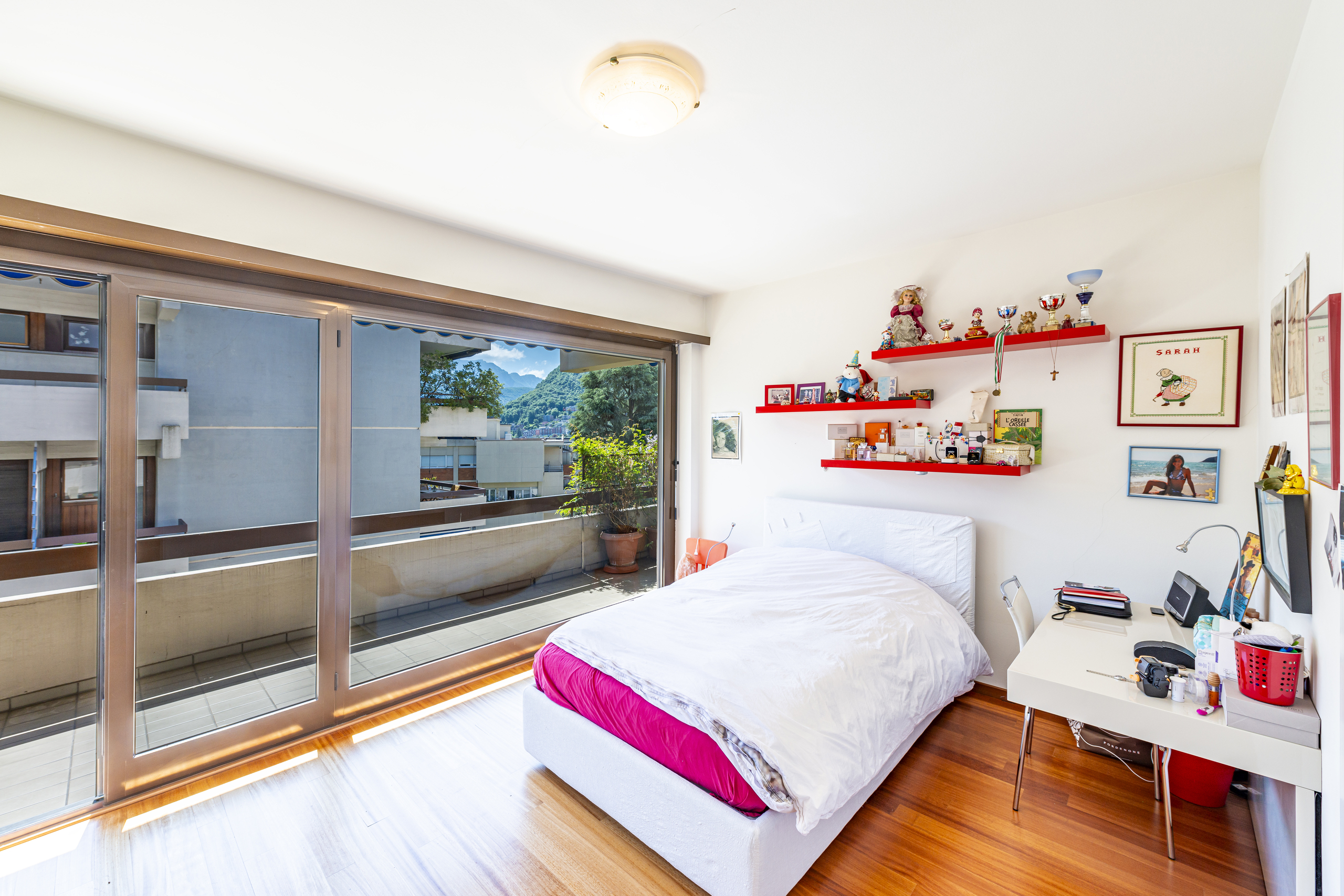 Helles Schlafzimmer mit Balkonblick