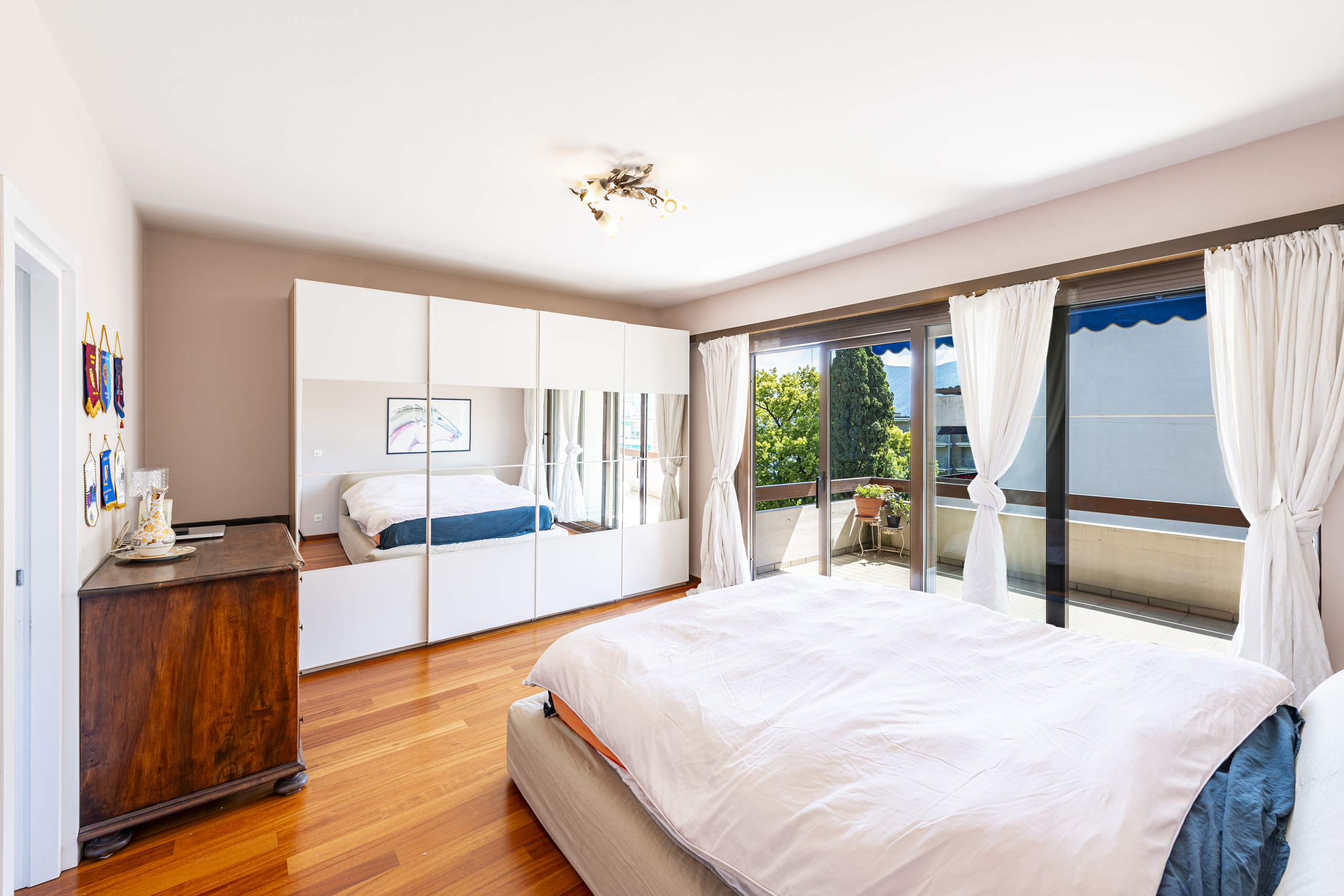 Helles Schlafzimmer mit Balkonblick