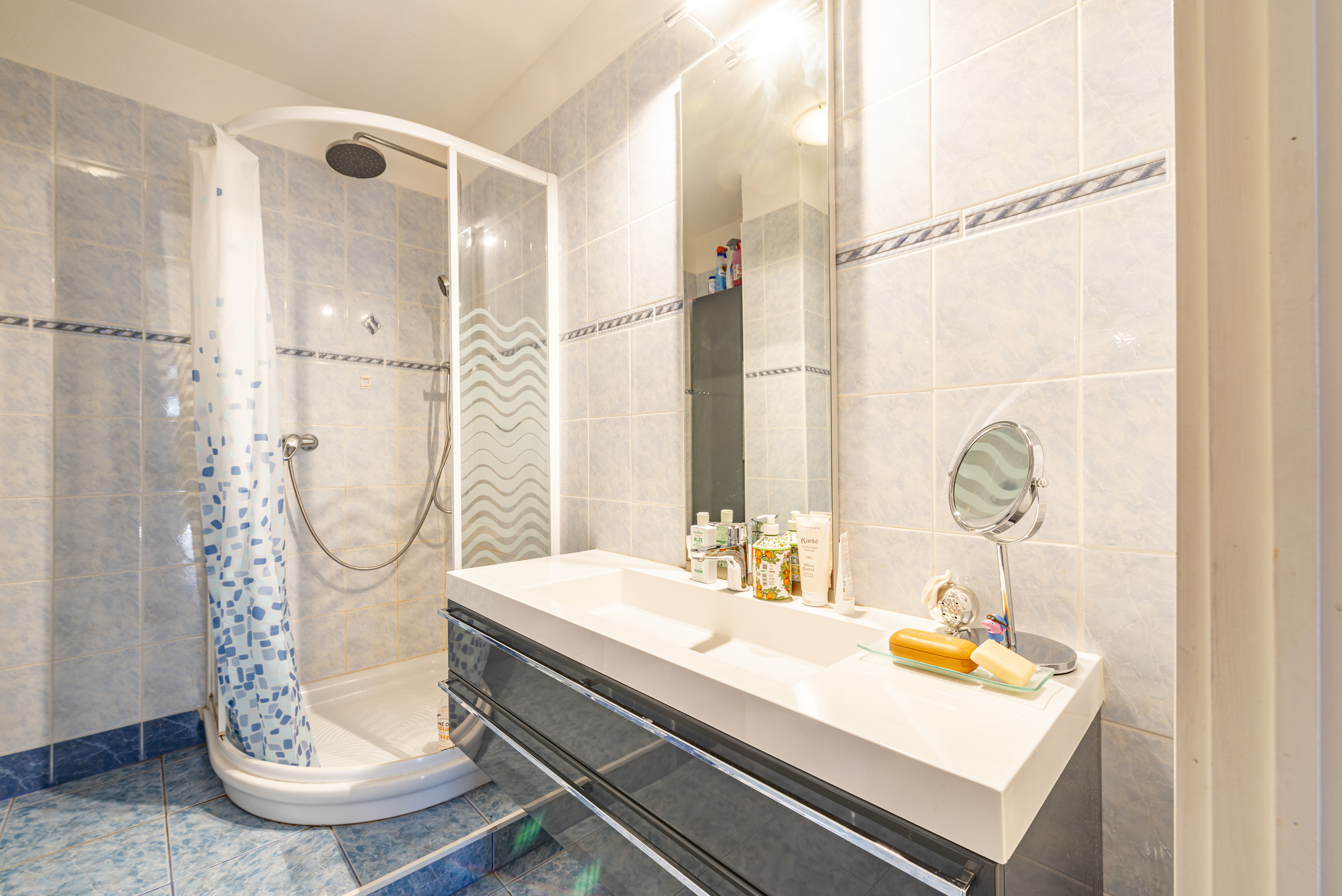 Modernes Badezimmer mit Duschkabine und Waschtisch
