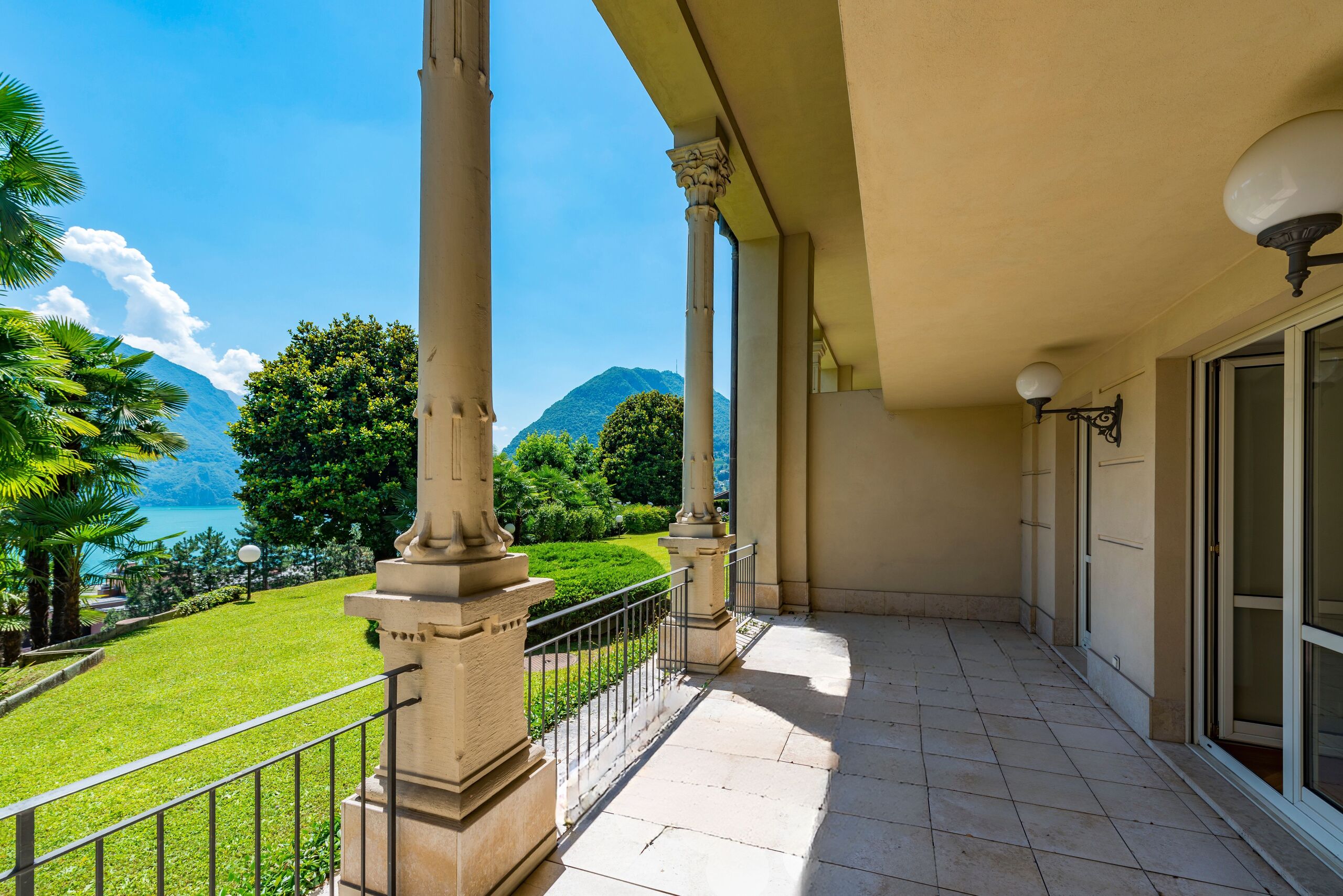 Balkon mit Seeblick und Bergpanorama