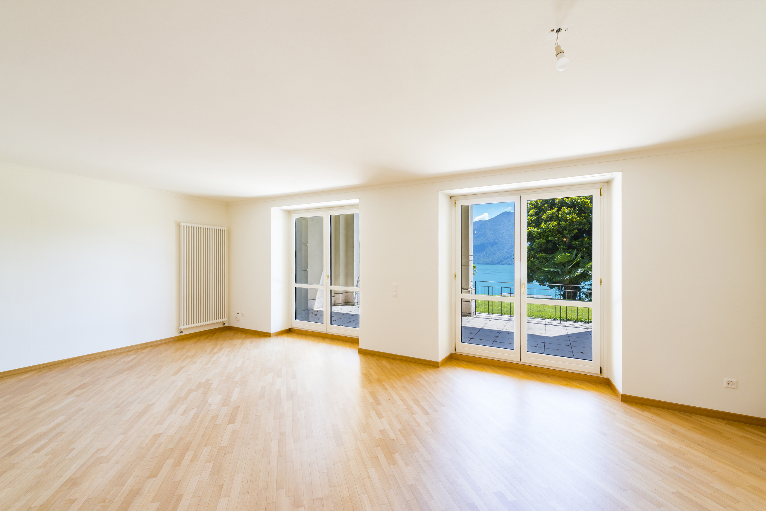 Heller leerer Wohnraum mit Balkon- oder Terrassenzugang