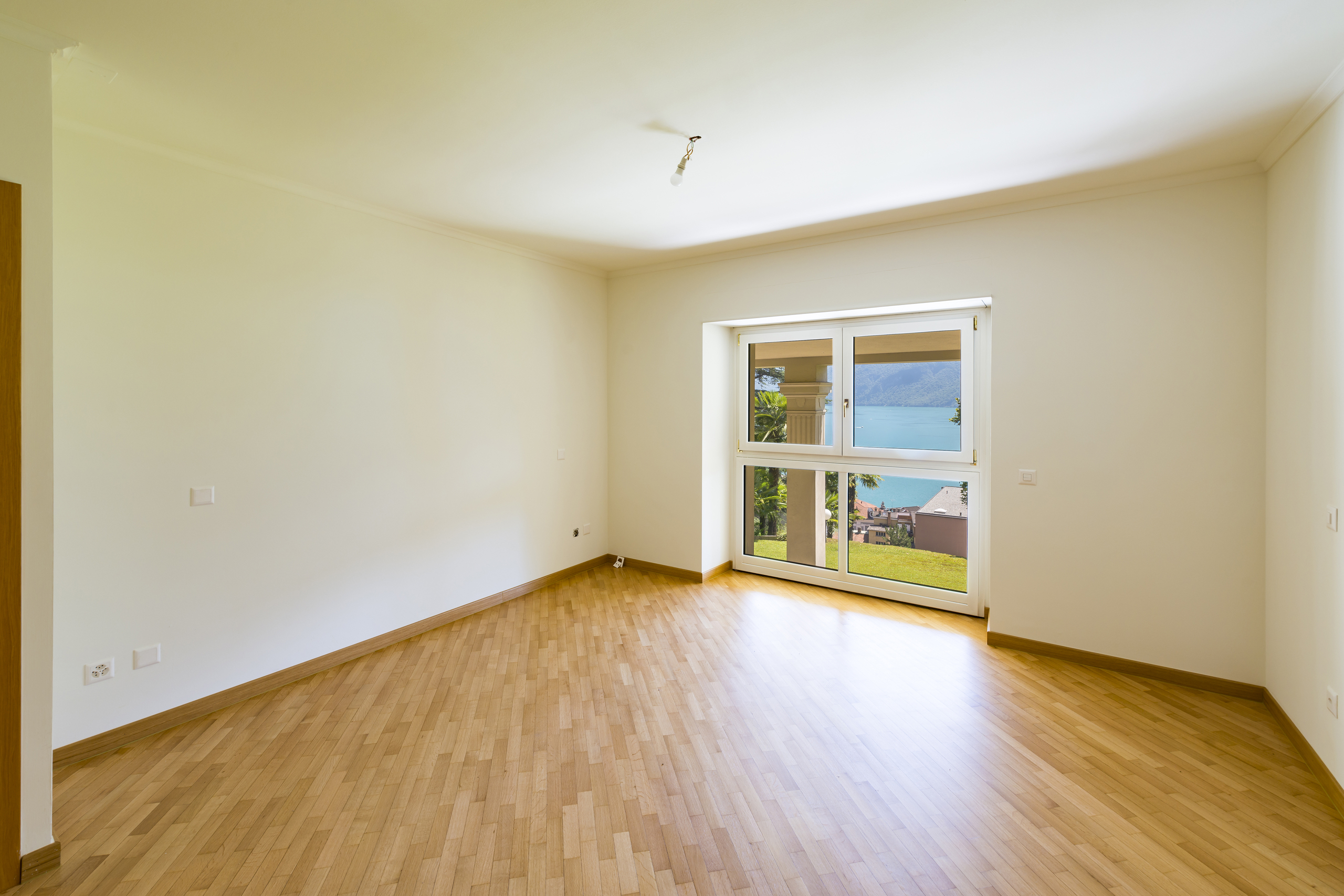 Heller leerer Wohnraum mit Seeblick