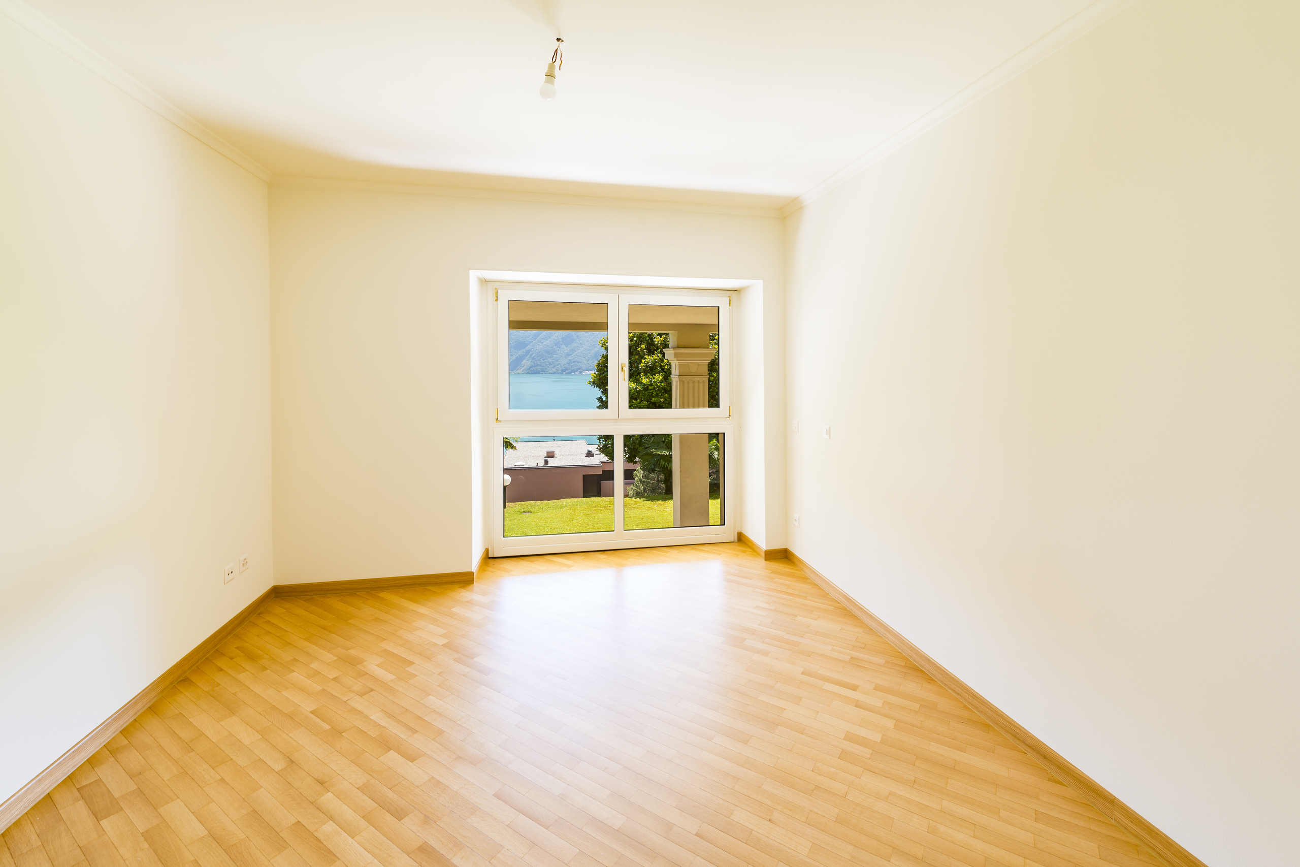 Leeres helles Zimmer mit Seeblick