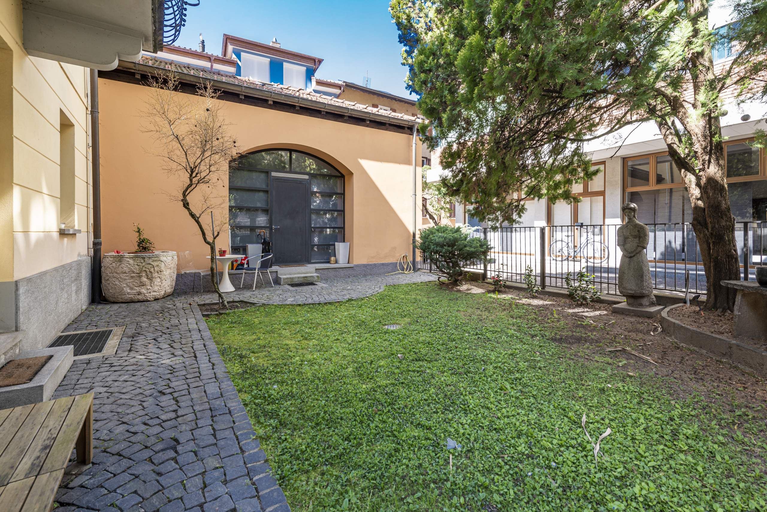 Innenhof mit Garten und Fassade